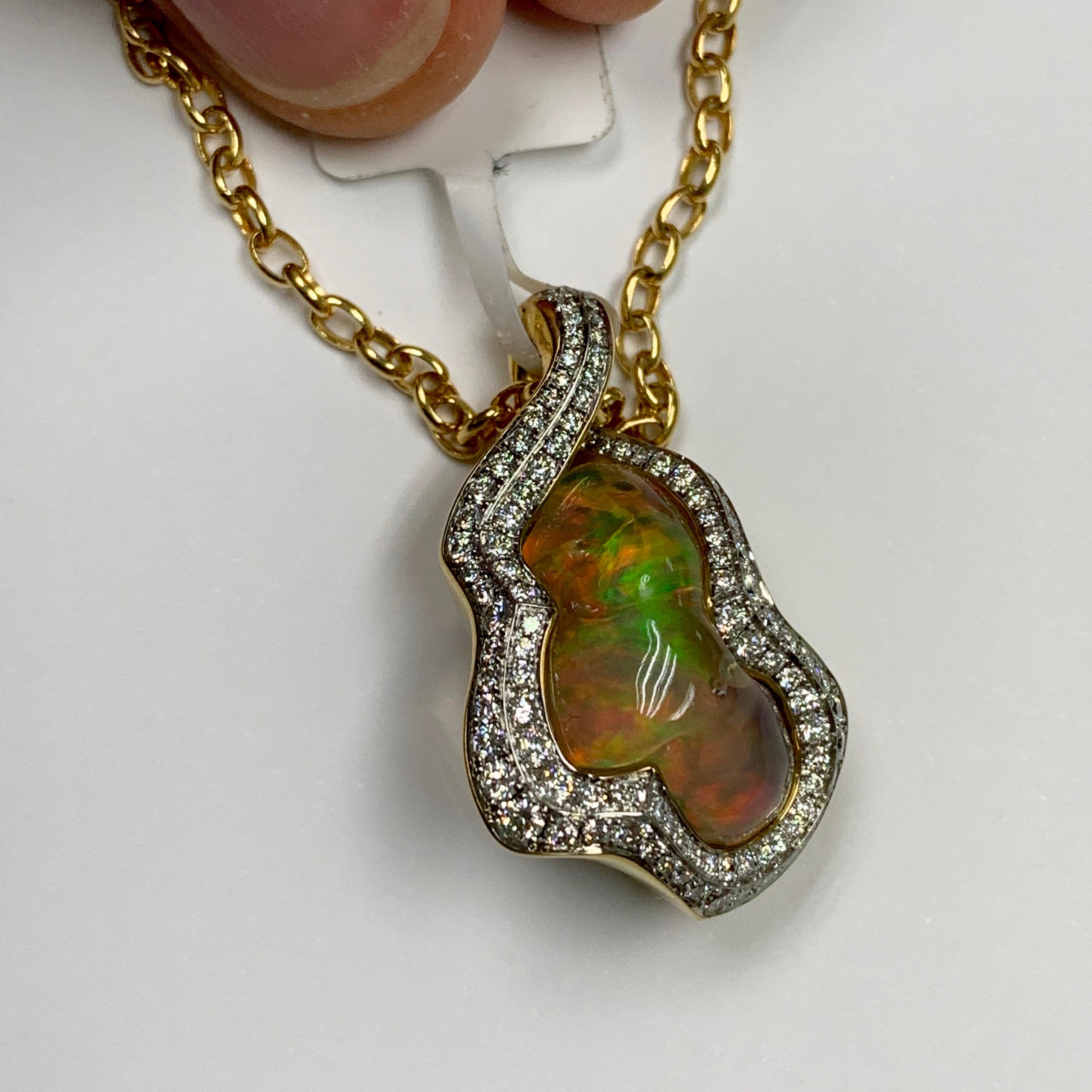 Mexikanischer Opal 13,48 Karat Diamanten Einzigartiger Anhänger aus 18 Karat Gelbgold
Opale lassen sich im Gegensatz zu vielen anderen Steinen kaum schleifen, sie sind immer einzigartig. Schmuck mit Opalen ist daher immer Improvisation. So war es