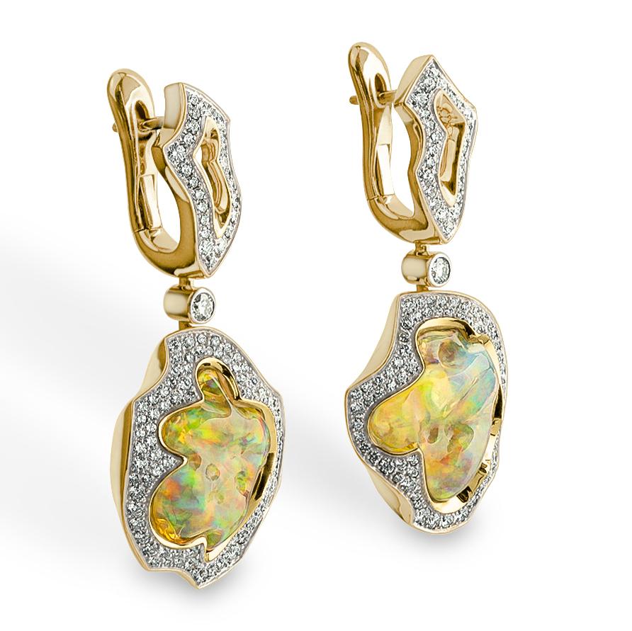 Mexikanischer Opal 14,47 Karat Diamanten Einzigartige Ohrringe aus 18 Karat Gelbgold
Opale lassen sich im Gegensatz zu vielen anderen Steinen kaum schleifen, sie sind immer einzigartig. Schmuck mit Opalen ist daher immer Improvisation. So war es