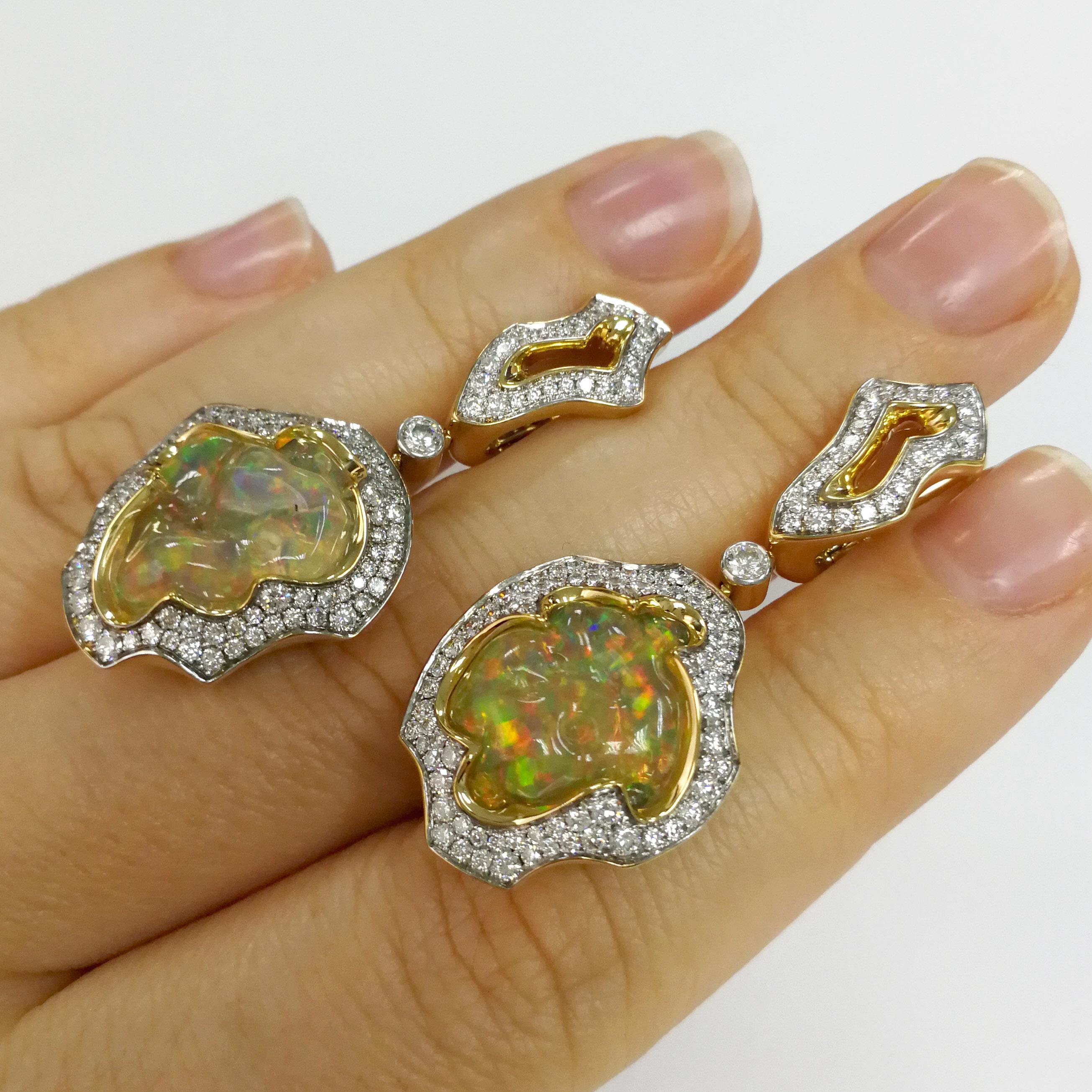 Mexikanischer Opal 14,47 Karat Diamanten Einzigartige Ohrringe aus 18 Karat Gelbgold (Kegel-Cabochon) im Angebot