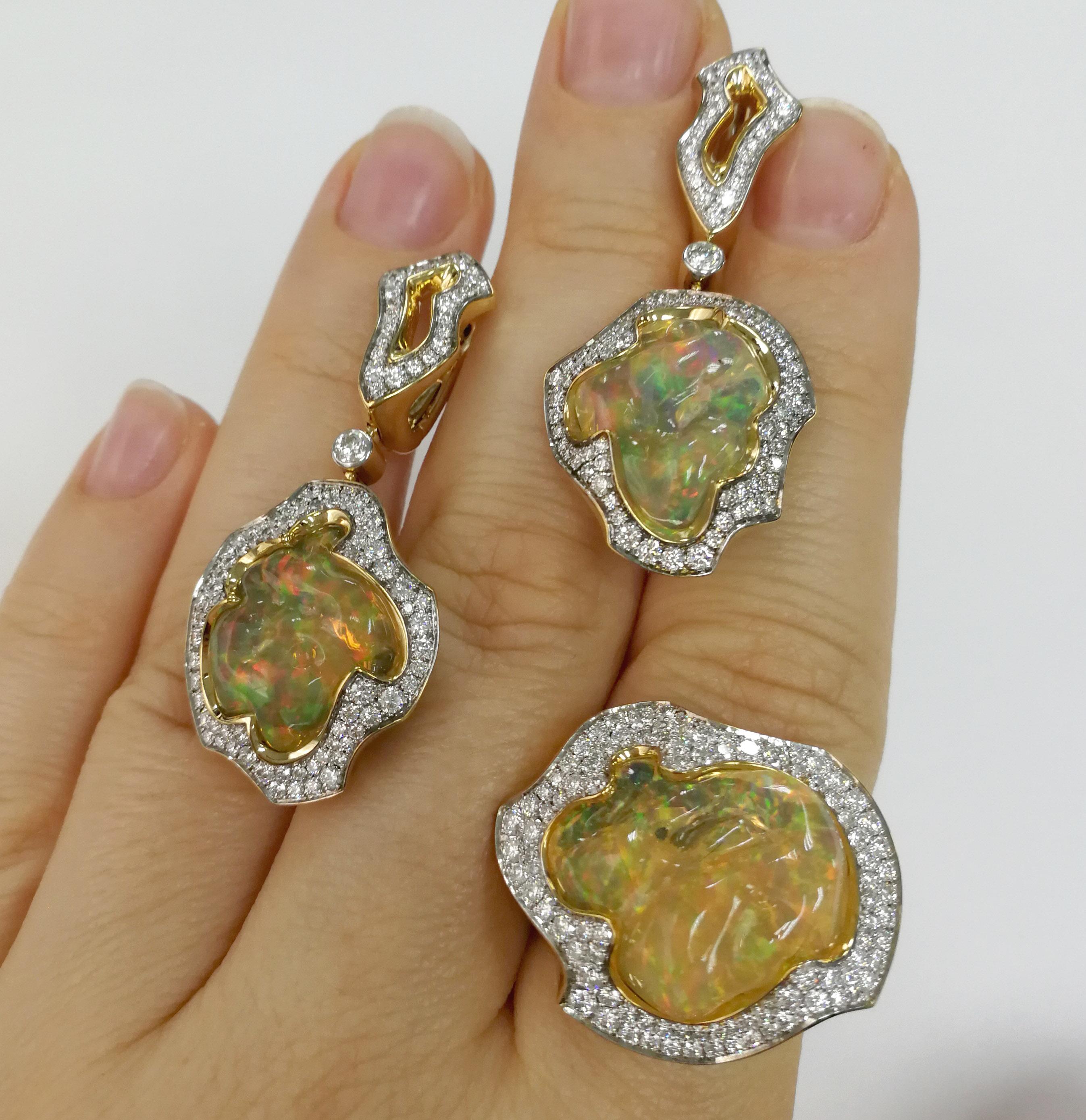 Mexikanischer Opal 25,07 Karat Diamanten Einzigartige Suite aus 18 Karat Gelbgold
Opale lassen sich im Gegensatz zu vielen anderen Steinen kaum schleifen, sie sind immer einzigartig. Schmuck mit Opalen ist daher immer Improvisation. So war es auch