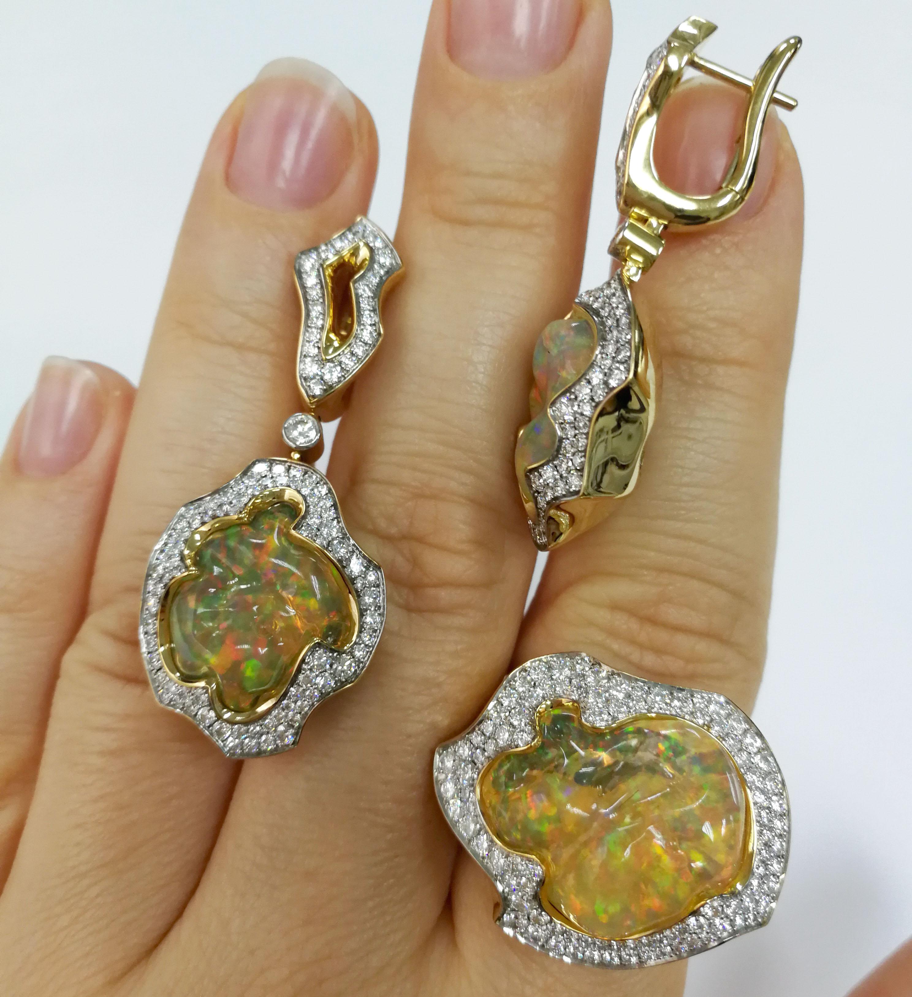 Contemporary Mexican Opal 25.07 Carat Diamonds One of a Kind 18 Karat Yellow Gold Suite For Sale