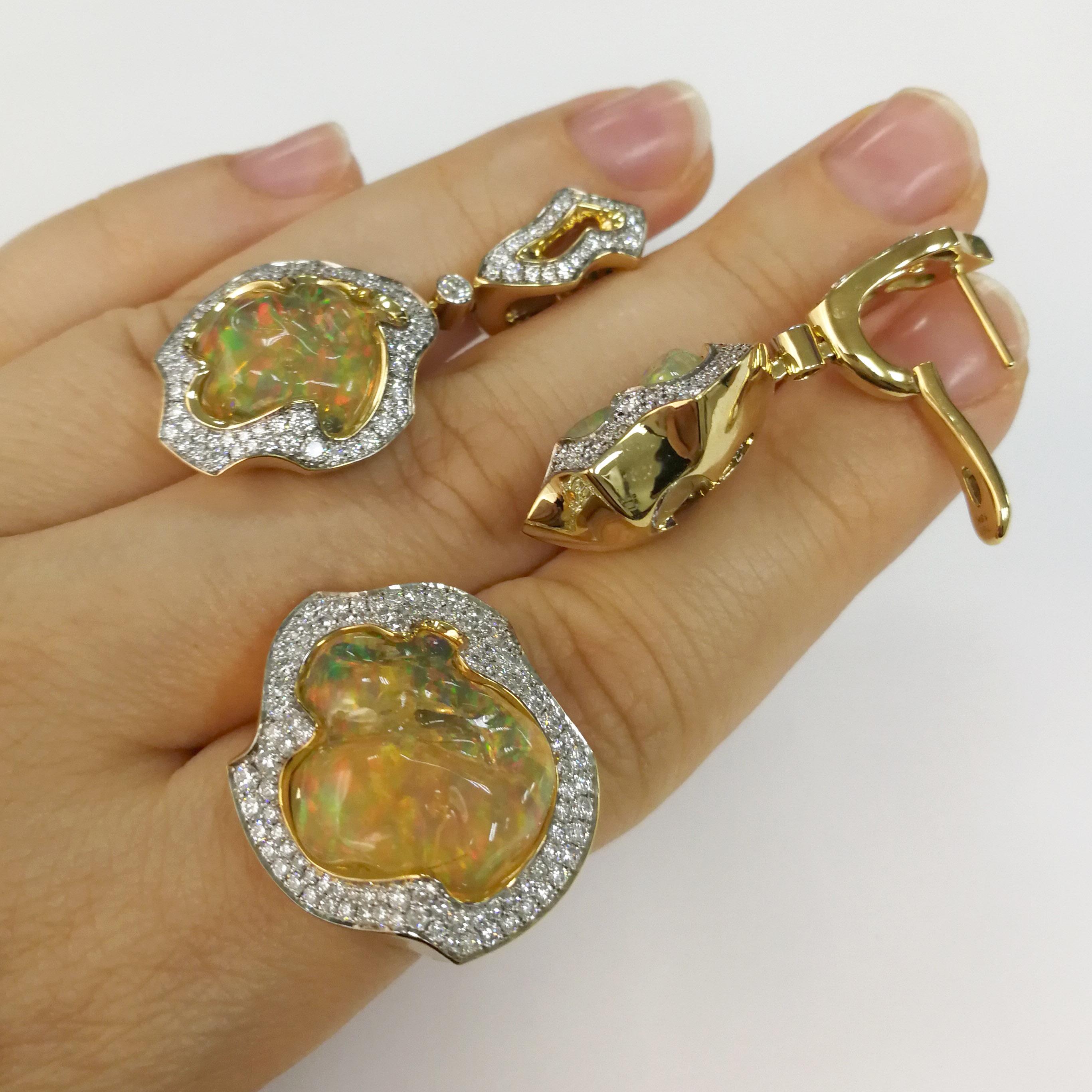 Mexican Opal 25.07 Carat Diamonds One of a Kind 18 Karat Yellow Gold Suite In New Condition For Sale In Bangkok, TH