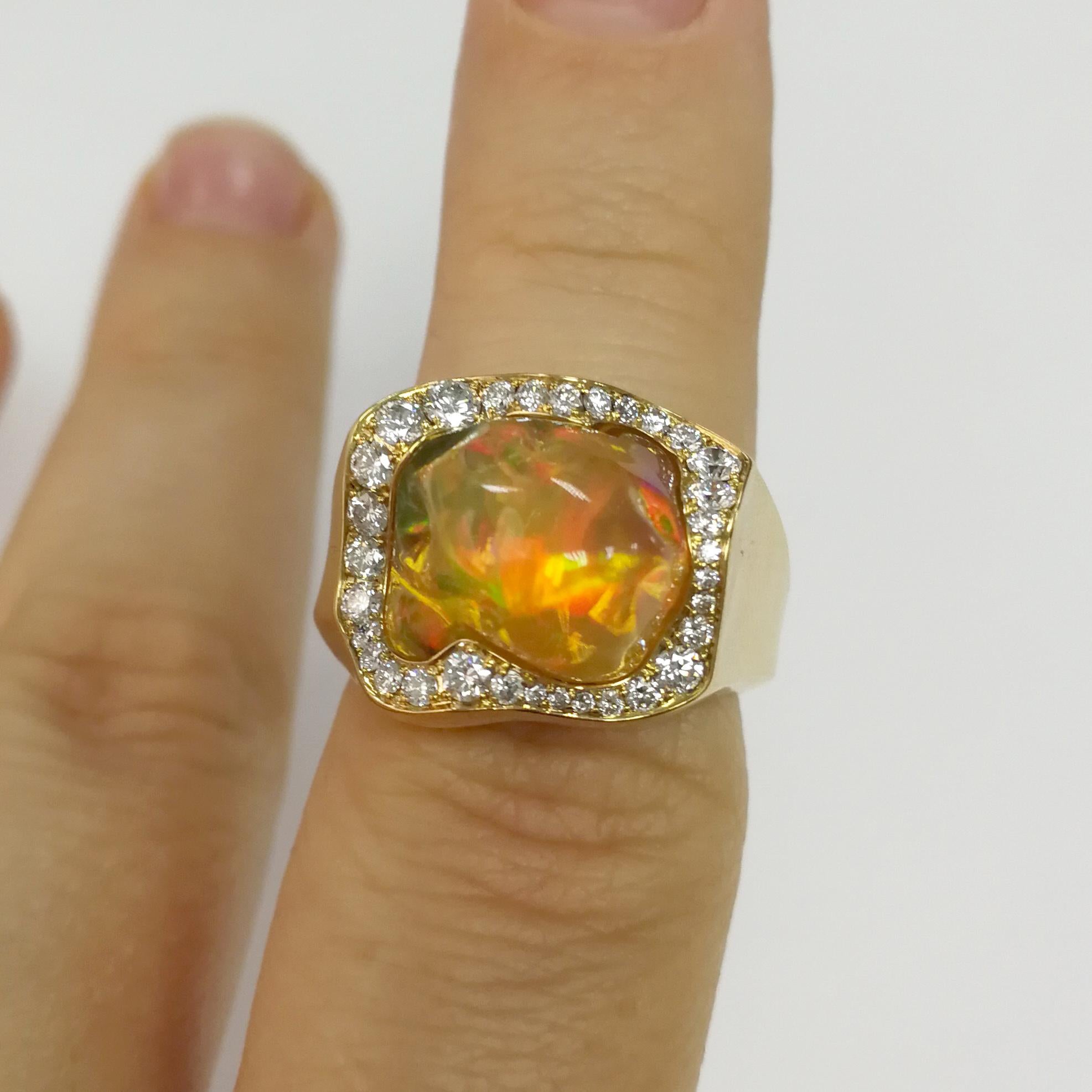 Mexican Opal 7.31 Carat Diamonds One of a Kind 18 Karat Yellow Gold Ring In New Condition For Sale In Bangkok, TH