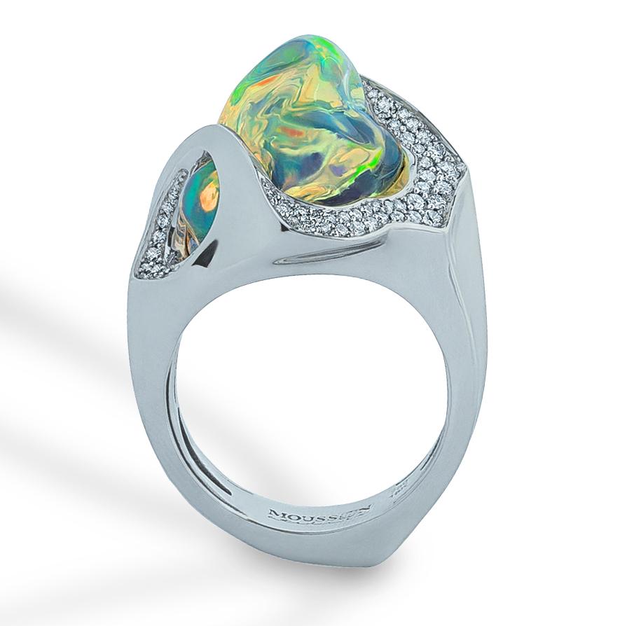 Mexikanischer Opal 7,82 Karat Diamanten Einzigartiger Ring aus 18 Karat Weißgold
Opale lassen sich im Gegensatz zu vielen anderen Steinen kaum schleifen, sie sind immer einzigartig. Schmuck mit Opalen ist daher immer Improvisation. So war es auch