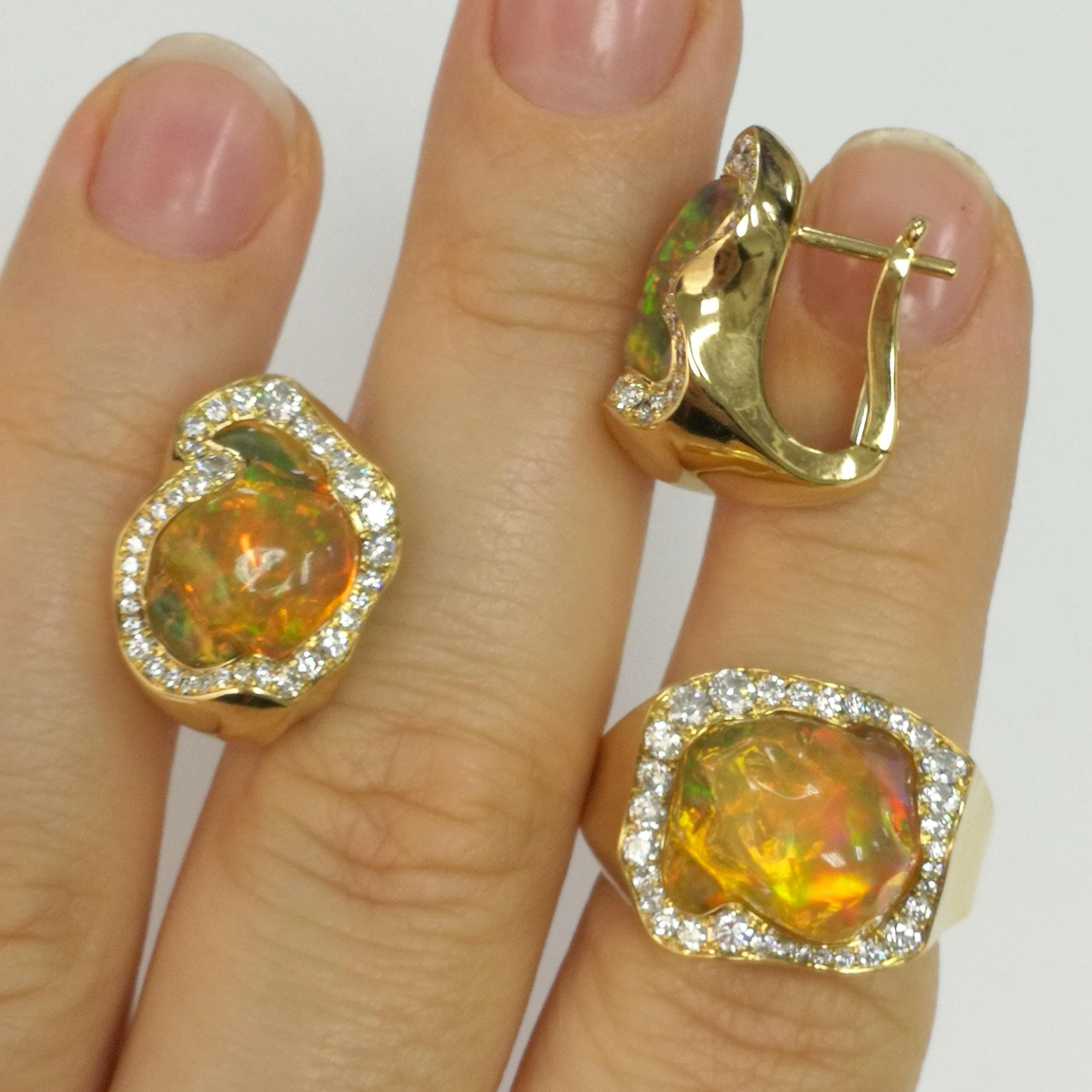 Mexican Opal Diamonds One of a Kind 18 Karat Yellow Gold Suite In New Condition In Bangkok, TH