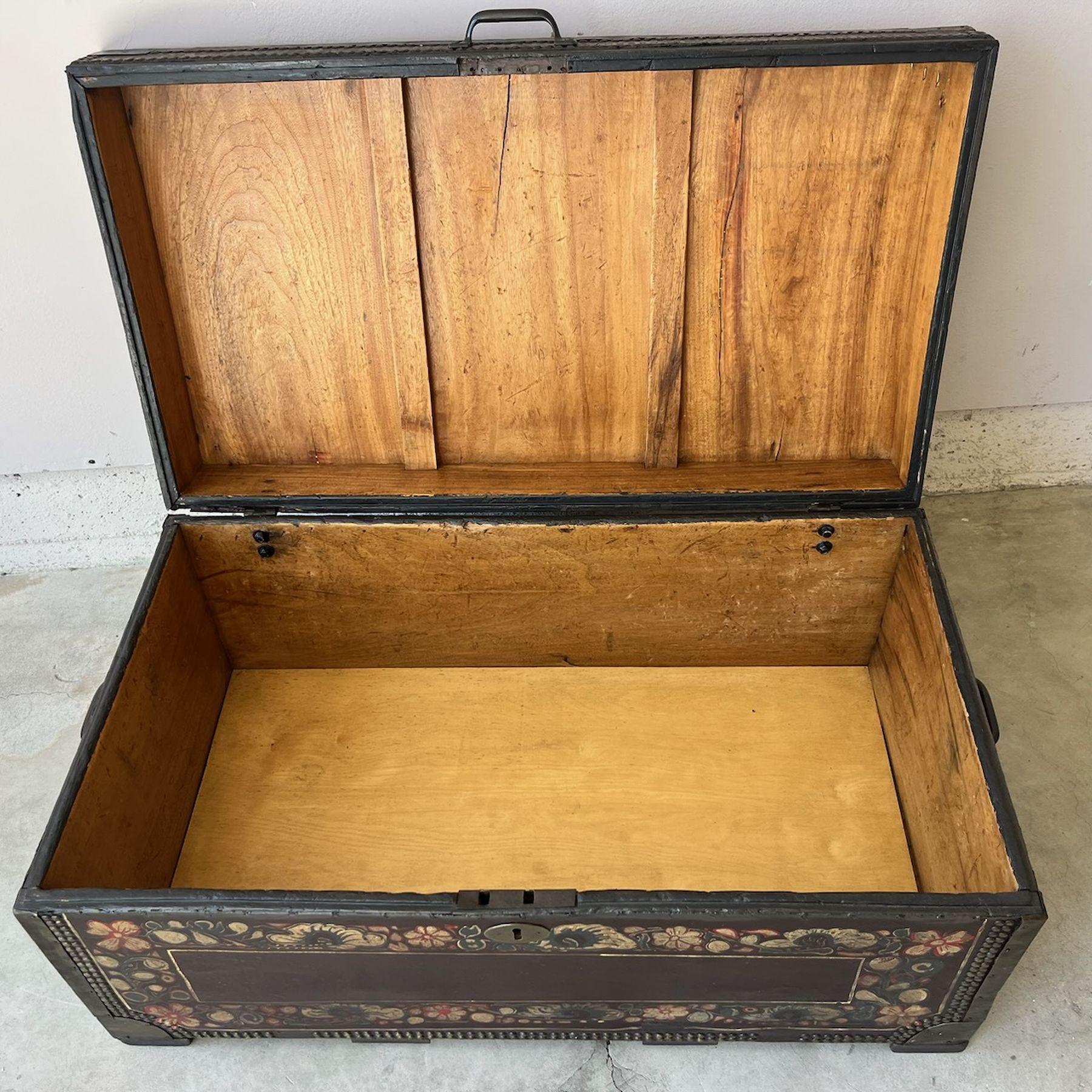 Coffre de mariage peint original mexicain Bon état - En vente à Los Angeles, CA
