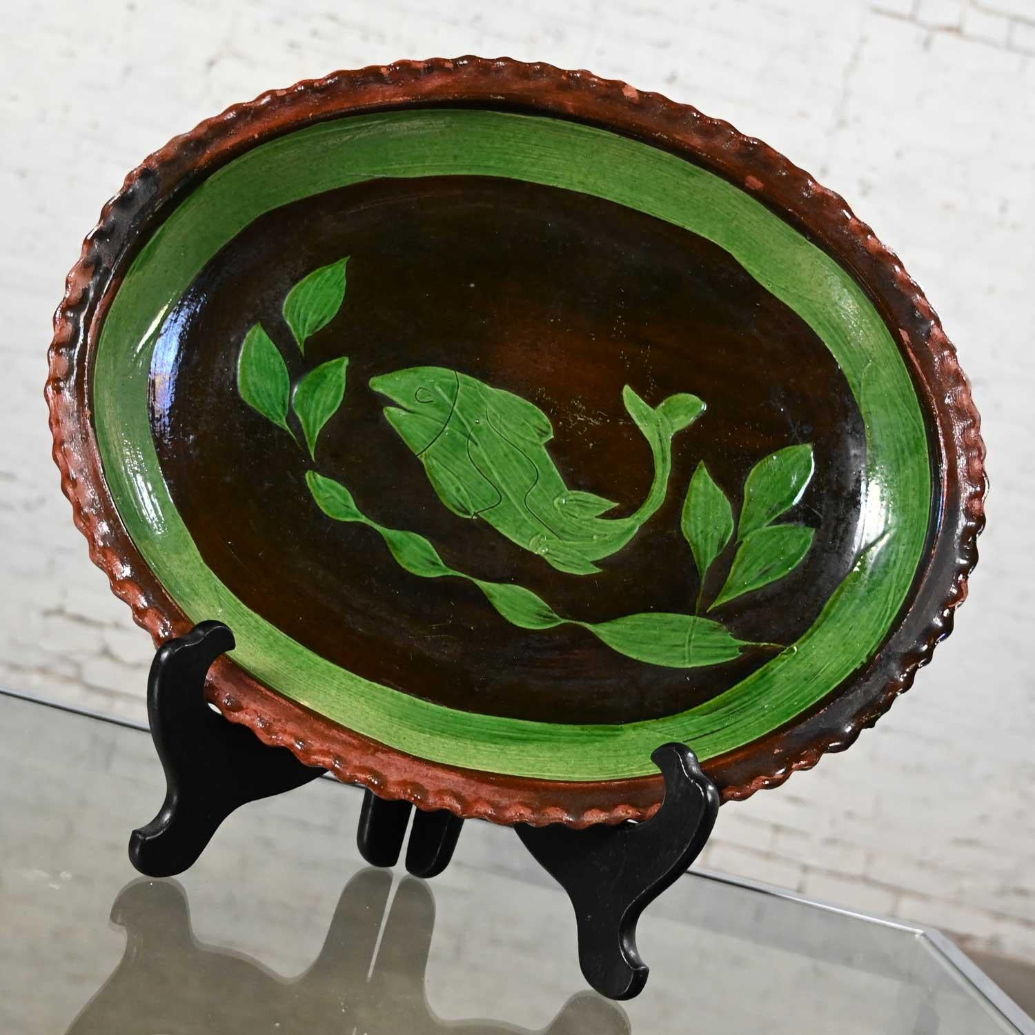Magnifique plat mexicain Patamban en poterie émaillée verte et brune, peint à la main et représentant un poisson. Très bon état, tout en gardant à l'esprit qu'il s'agit d'un produit vintage et non neuf, qui présentera donc des signes d'utilisation