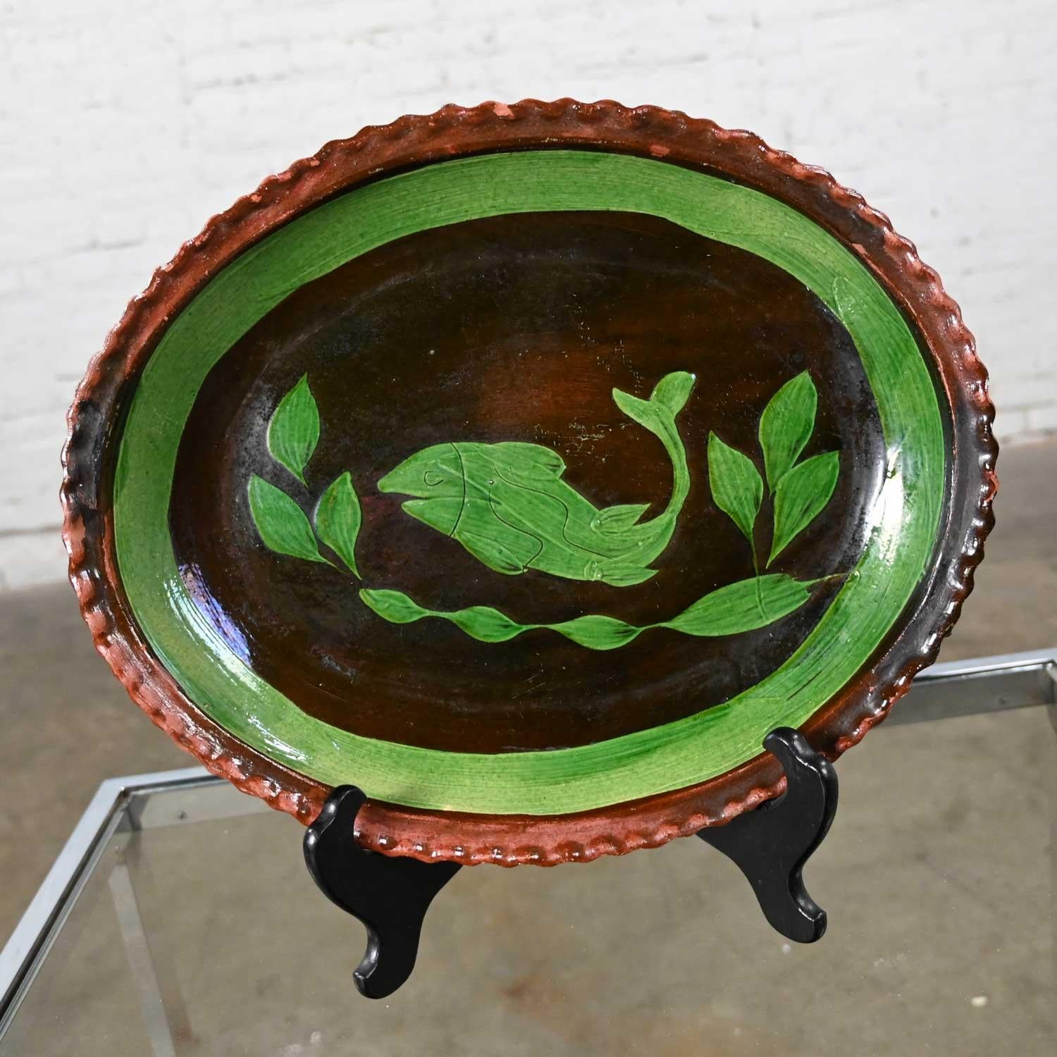 Mexican Patamban Hand Painted Fish Design Folk Art Green & Brown Glazed Platter In Good Condition For Sale In Topeka, KS