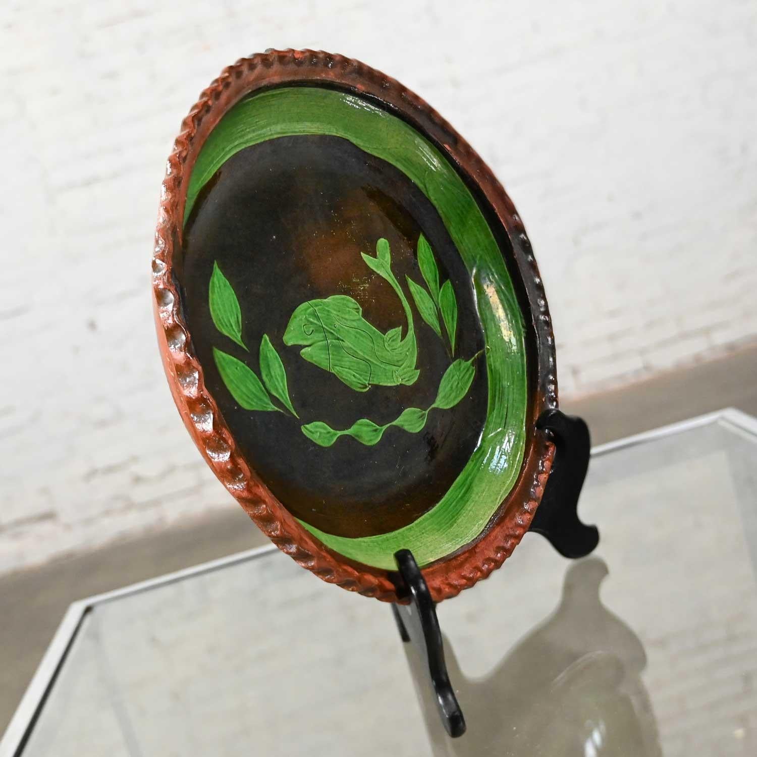 Mexican Patamban Hand Painted Fish Design Folk Art Green & Brown Glazed Platter In Good Condition For Sale In Topeka, KS