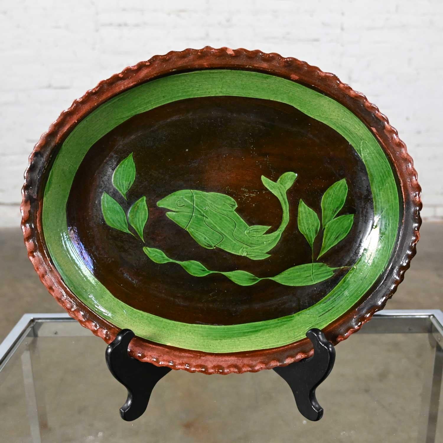 Argile Plat mexicain Patamban peint à la main en forme de poisson - Art populaire - Vert et marron émaillé en vente