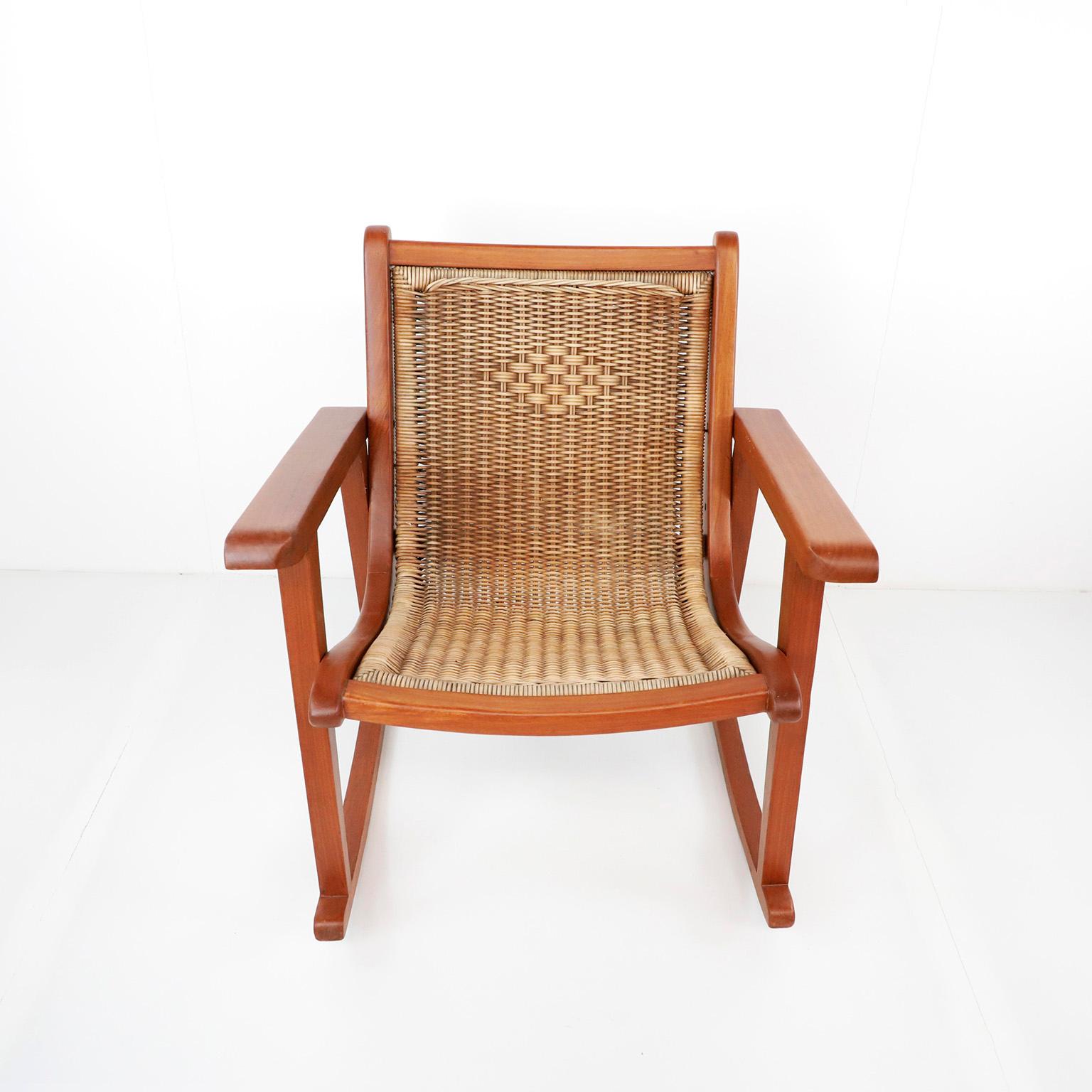 Ciraca 1950, nous vous proposons cette chaise à bascule mexicaine attribuée à Michael van Beuren en bois d'acajou et récemment restaurée par des professionnels.