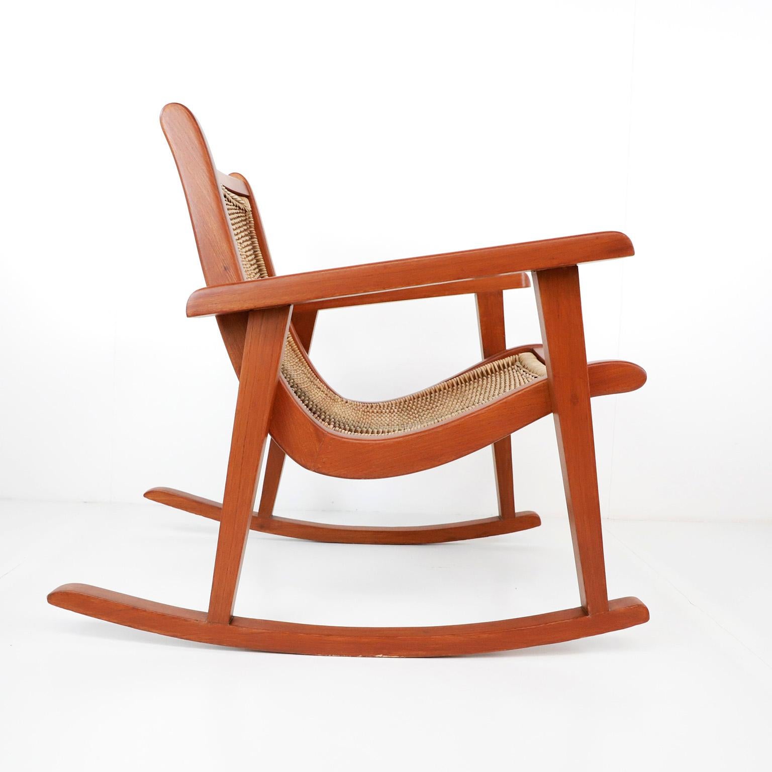 Mid-Century Modern Chaise à bascule mexicaine attribuée à Michael van Beuren en vente