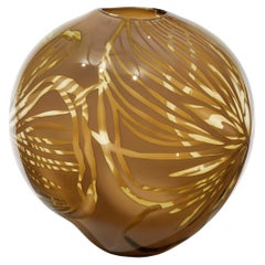 Vase sculptural soufflé à la main en forme de racine mexicaine, ocre / tan foncé par  Michèle Oberdieck