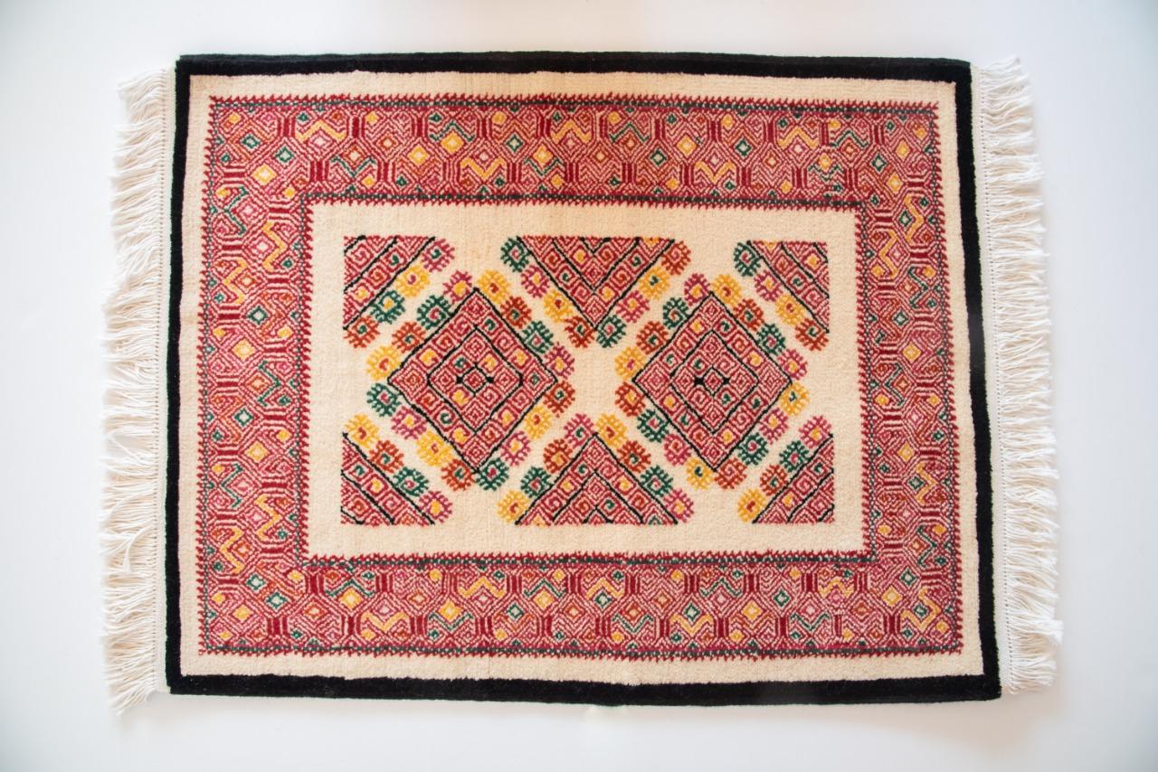 Ce tapis coloré est tissé à la main dans l'État méridional du Chiapas au Mexique par Javier Intzín. Cette magnifique tapisserie douillette en laine est nouée à la main sur un métier à tisser fixe, une technique d'art populaire indigène très