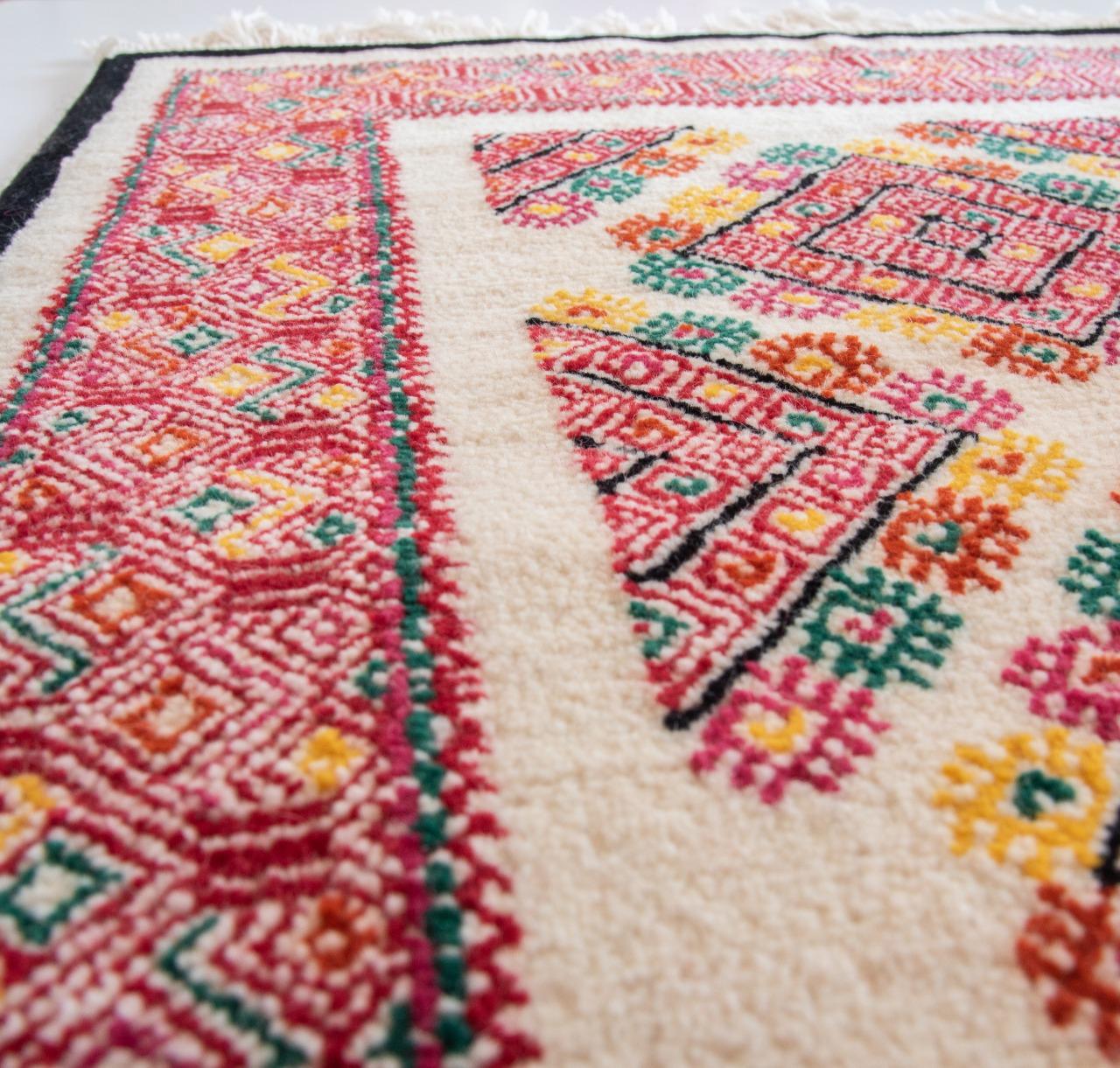 Mexicain Tapis mexicain en laine du Chiapas Technique indigène Tapis rouge noir Tapis d'art populaire tribal en vente