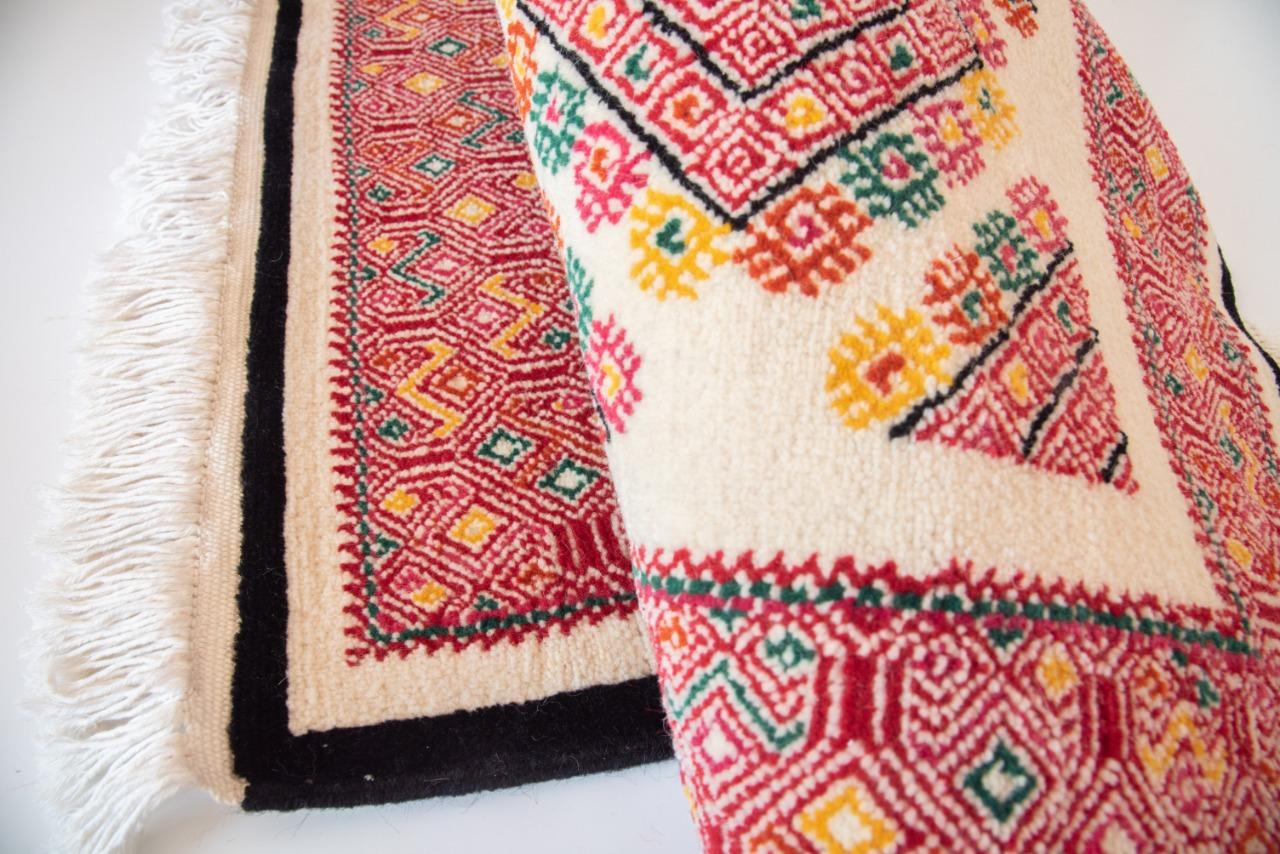 Fait main Tapis mexicain en laine du Chiapas Technique indigène Tapis rouge noir Tapis d'art populaire tribal en vente
