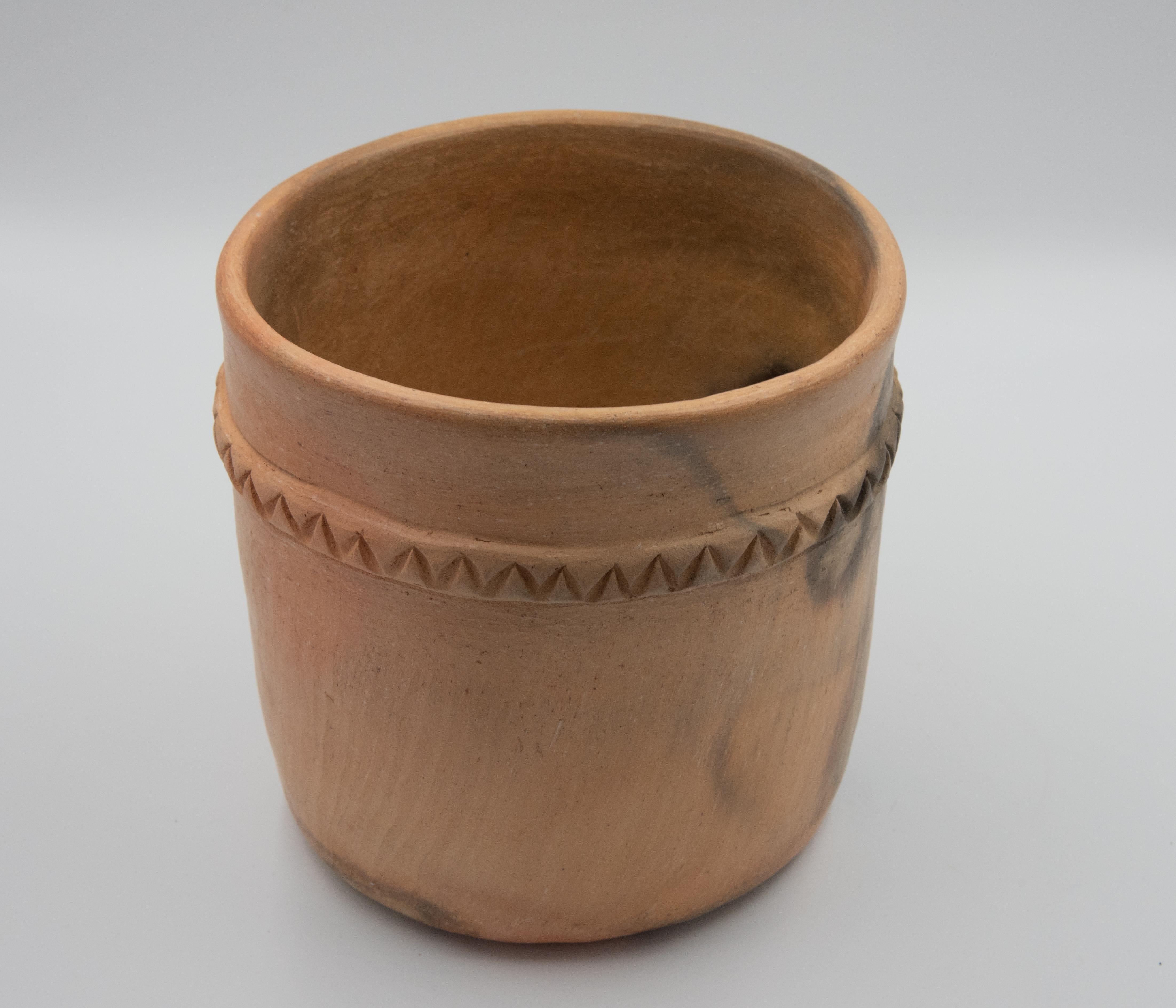Messicano Vaso messicano rustico di argilla naturale, arte popolare, fatto a mano, in ceramica Terracotta in vendita