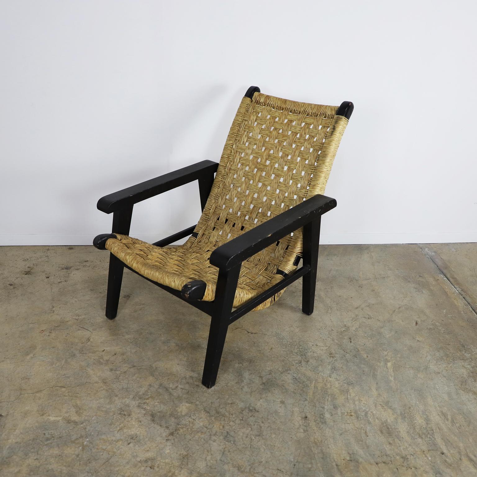 Wir bieten diesen mexikanischen San Miguelito Stuhl im Stil von Michael Van Beuren, ca. 1950 in Primavera Holz.