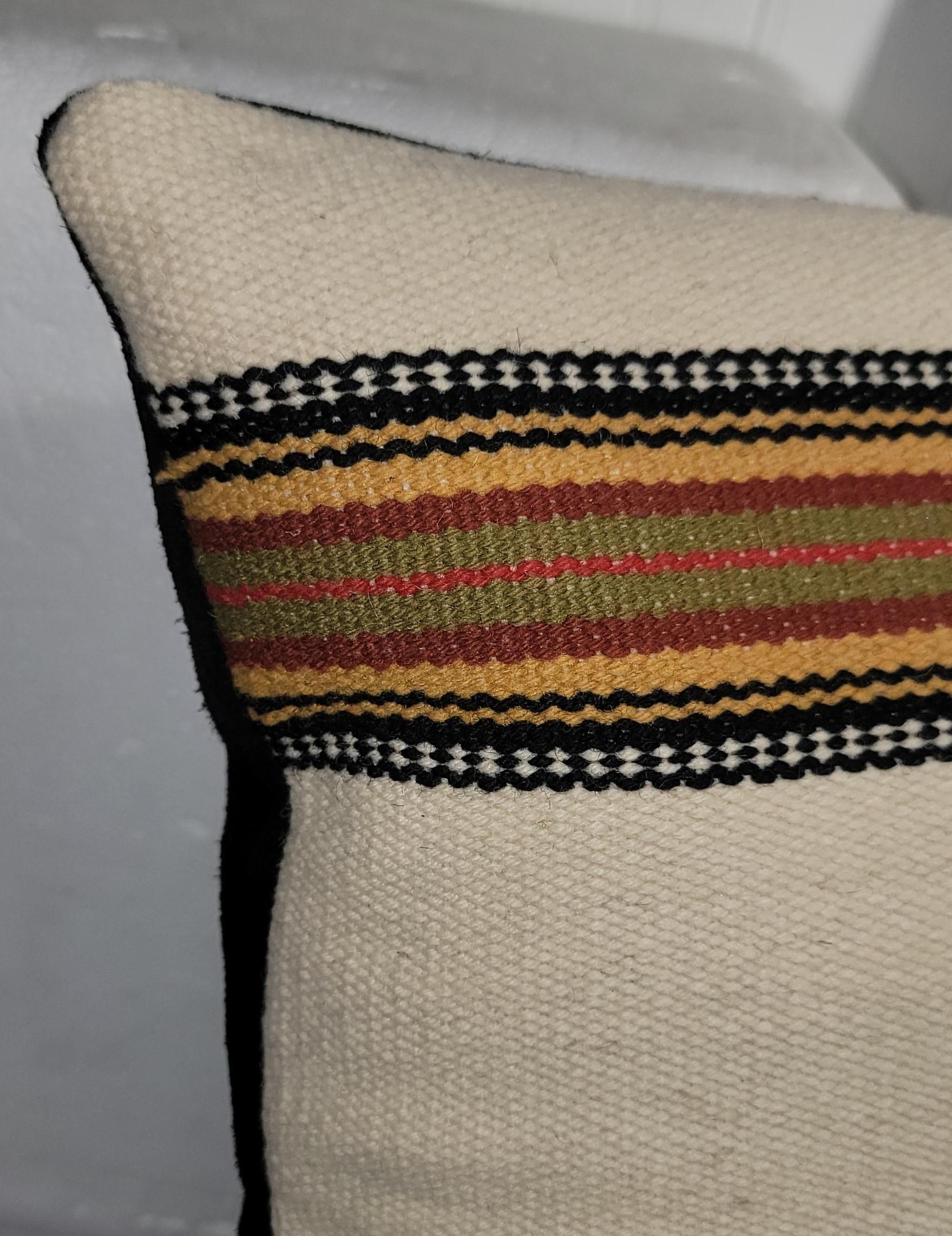 Cuscino in lana messicana Serape Aguila con meraviglioso motivo scuro e colori chiari a contrasto 