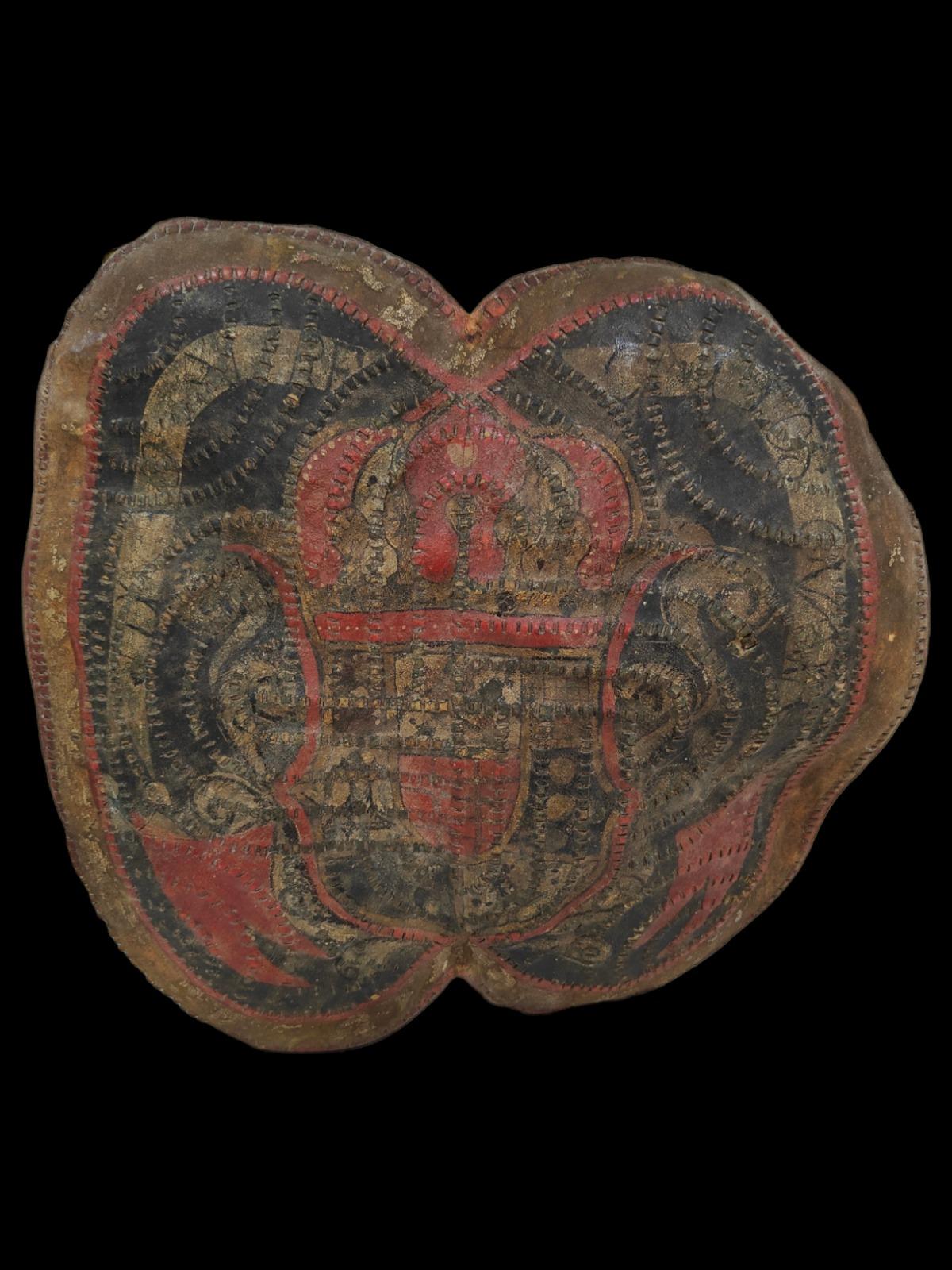 Mexcian shield XVII-XVIII Century.
Adargas are a type of leather shield introduced to Spain from North Africa in the 13th century. The Spanish then used a later form in the New World. This example is made from three layers of leather sewn together