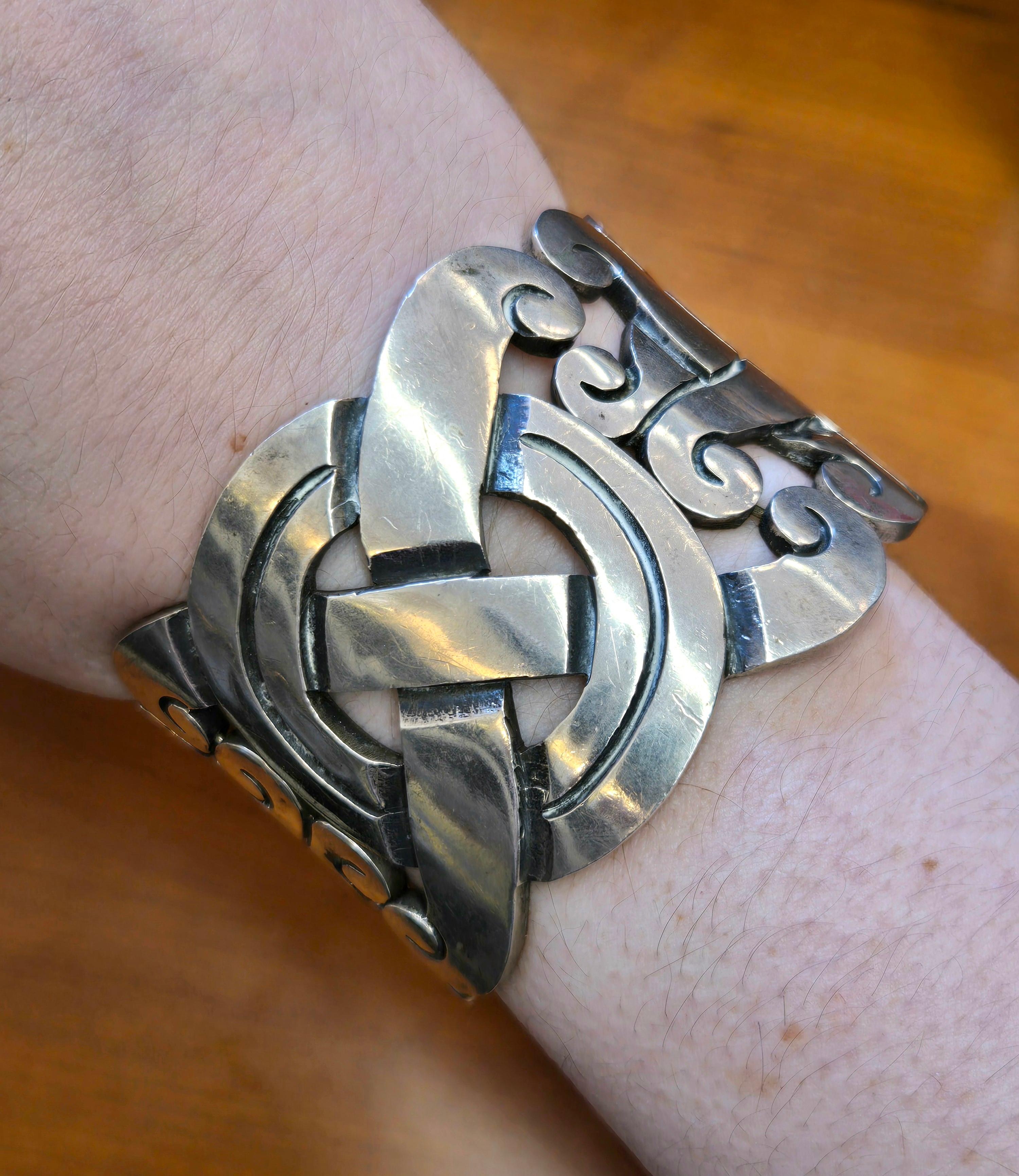 Mexican Silver Bracelet With Twist Designs

This stunning and hefty bracelet was likely made in the same workshop as Antonio Pineda as a bracelet of the same design has been featured in his collection (see photo). This bracelet has a unique