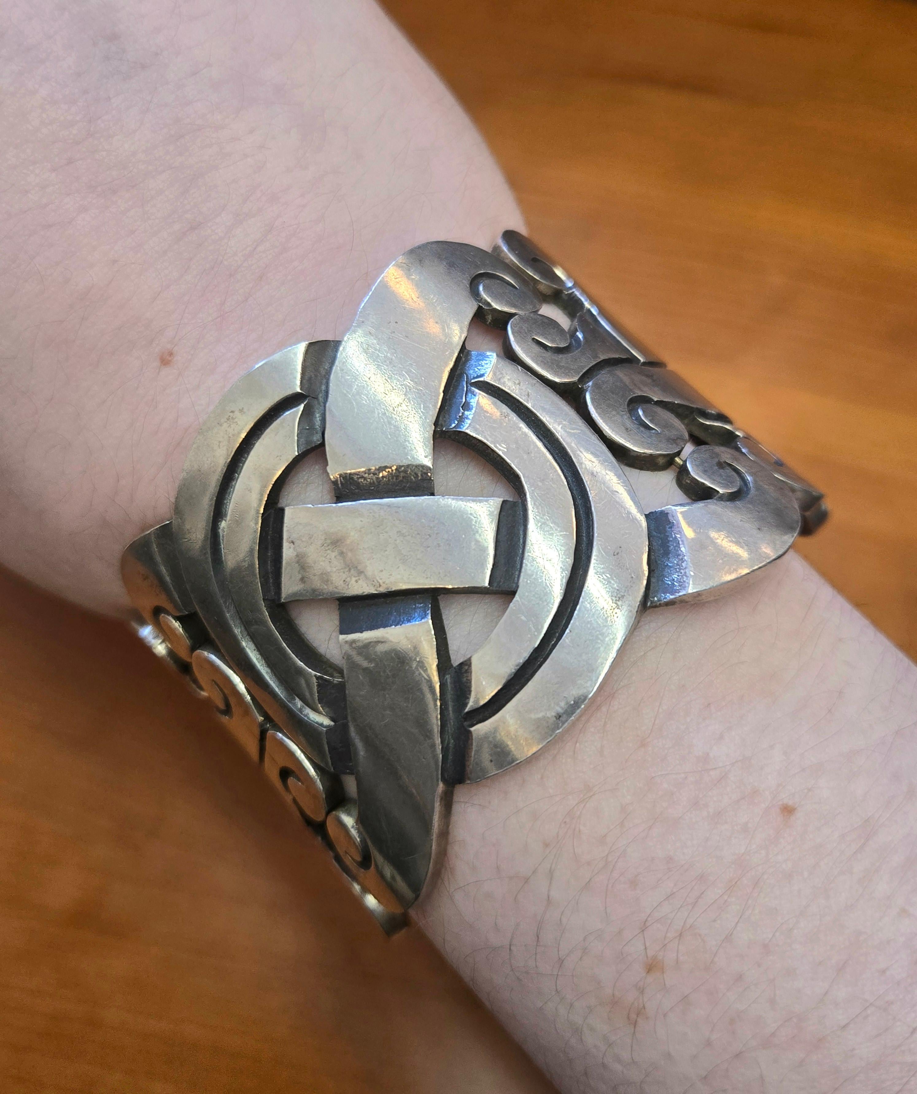 Modern Mexican Silver Bracelet With Twist Designs For Sale