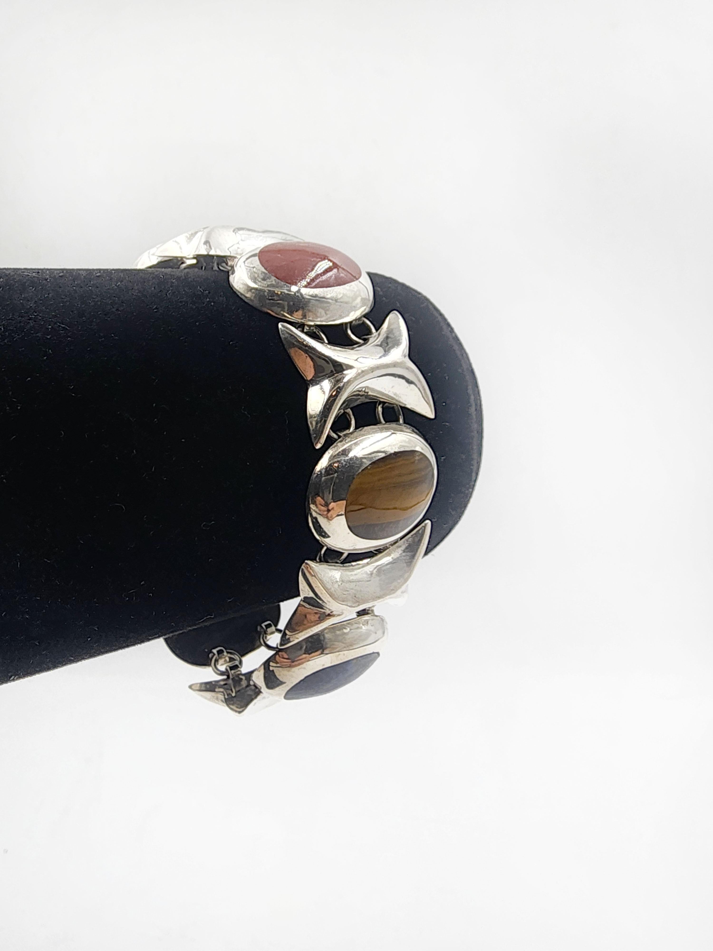 Mexican silver link bracelet with natural stones
This Mexican silver bracelet is a unique piece of handcrafted jewelry that combines the beauty of silver with the energy of various natural stones. Each link of this bracelet features a different