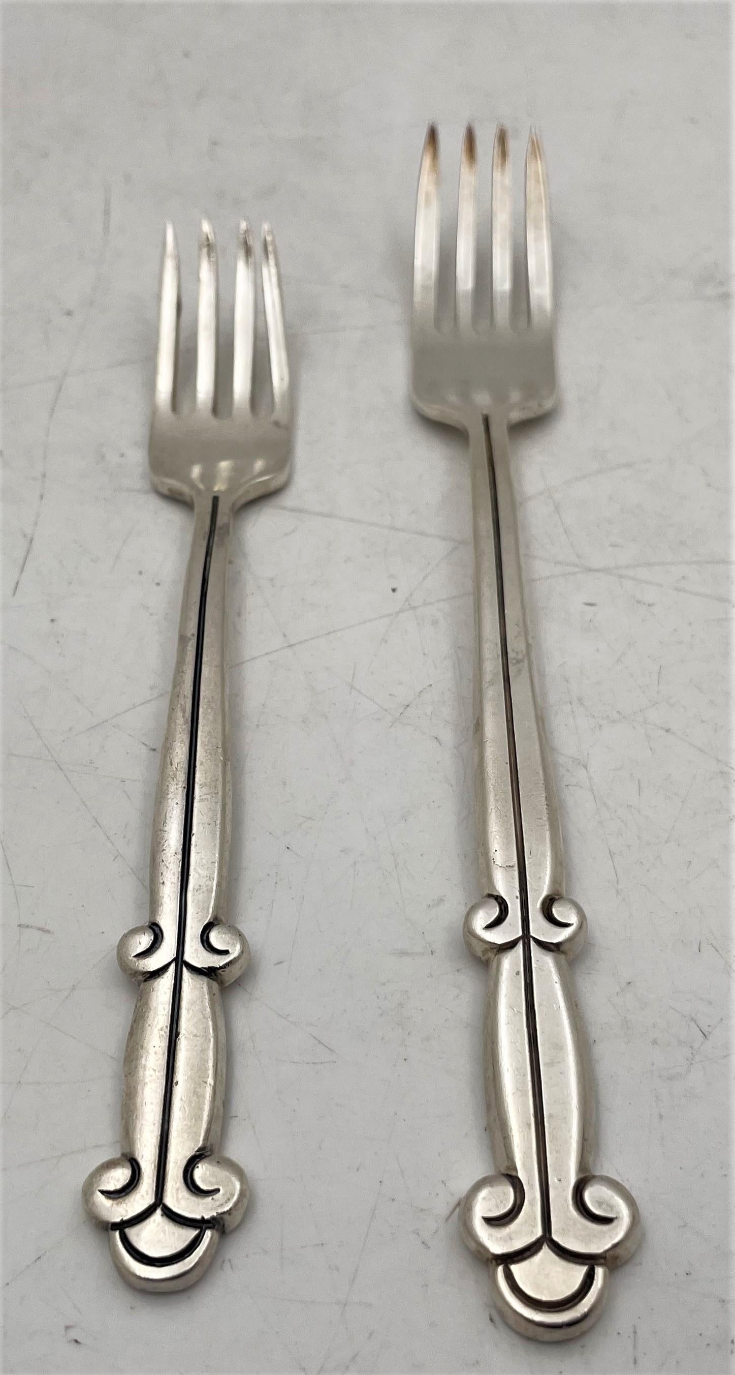 Mexican, sterling silver flatware set, similar to Los Castillo or William Spratling in design and in quality, consisting of:

- 6 dinner knives, measuring 9 1/4'' in length 
- 6 dinner forks, measuring 7 1/4'' in length
- 6 salad forks, measuring 6