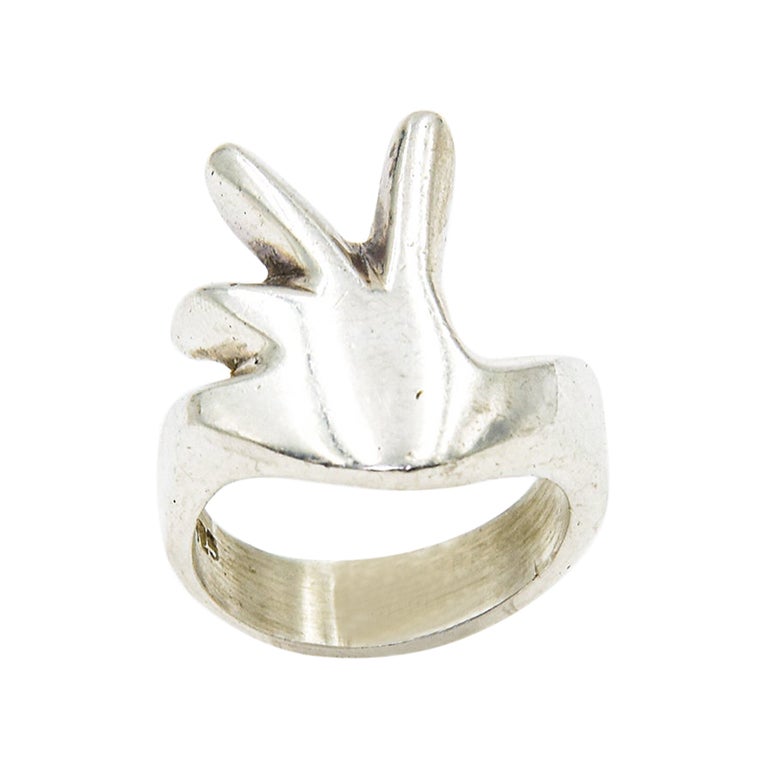 Anello a forma di mano in argento massiccio messicano in vendita