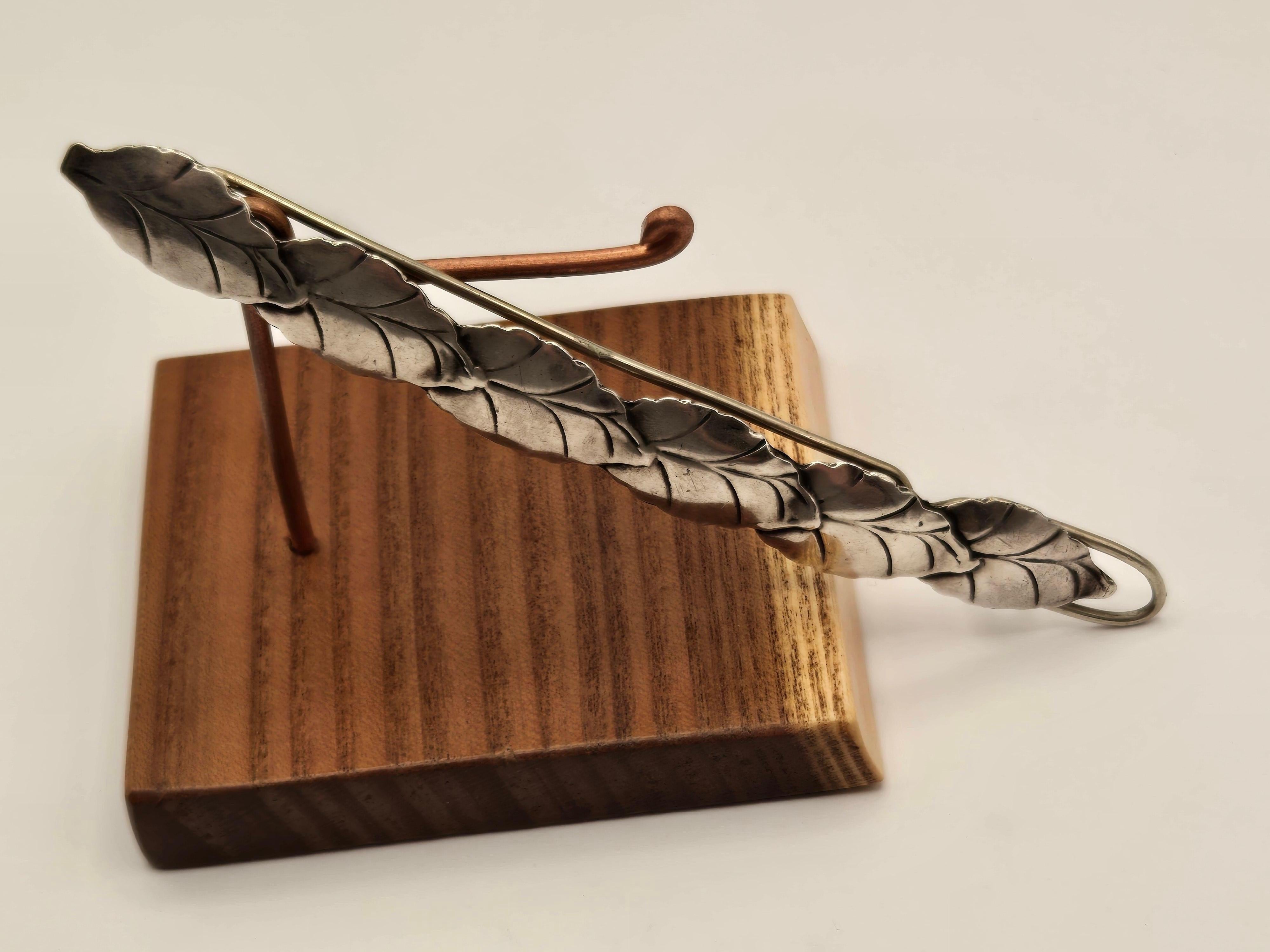 Barrette simple et élégante en argent sterling fabriquée au Mexique. Cette coiffure convient à toutes les occasions, qu'elles soient formelles ou décontractées. Le fermoir est toujours bien serré après toutes ces années et devrait maintenir en place