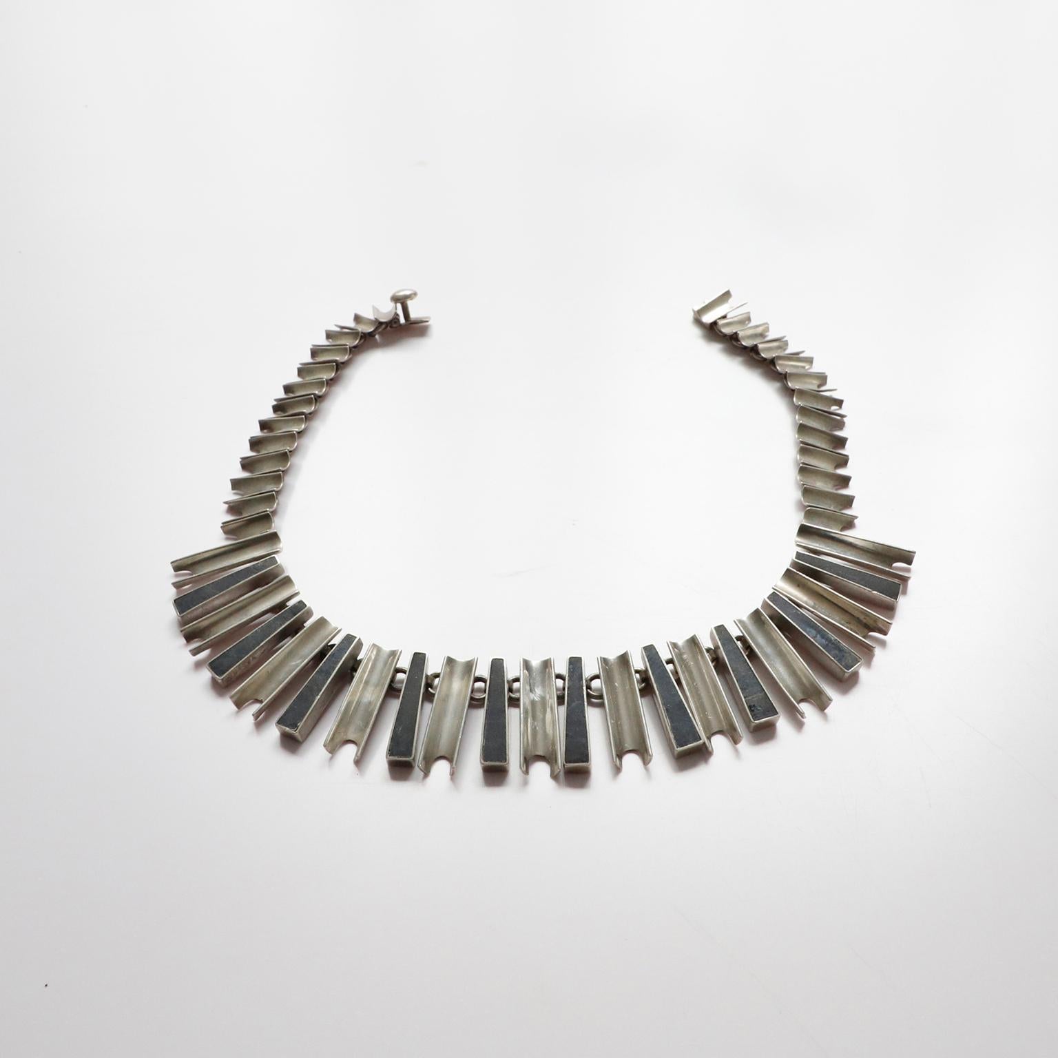 Circa 1950, Wir bieten diese fantastische mexikanischen Sterling Silber und Onyx modernistischen Halskette zugeschrieben Antonio Pineda, gestempelt 