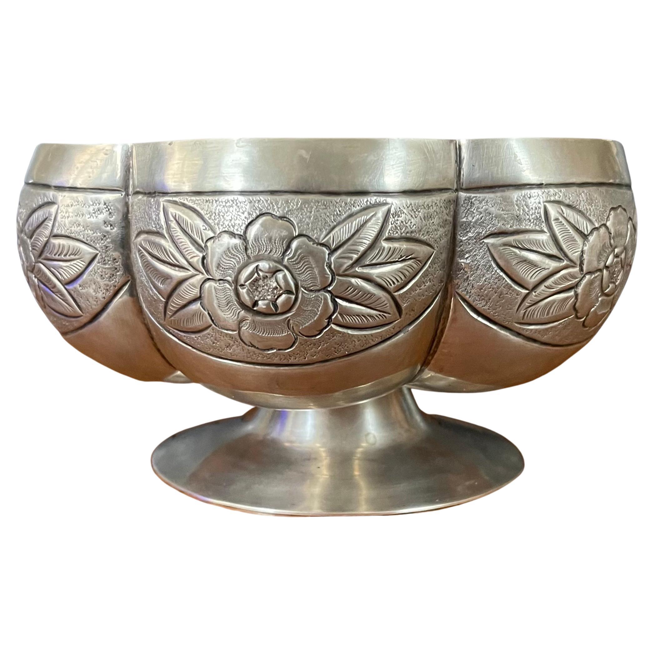 A beautiful Mexican sterling silver pedestal bowl with floral motif by Maciel, circa 1960s. This highly crafted piece is in very good vintage condition and measures 7.5