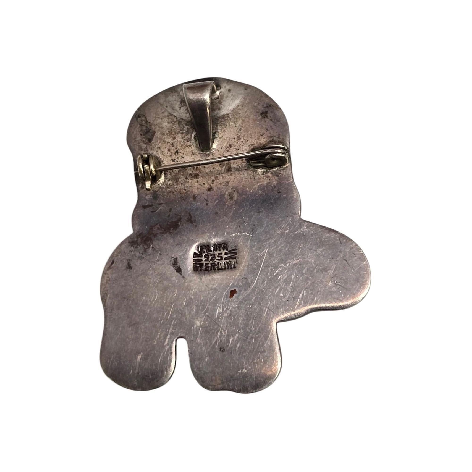 Pendentif/épingle en argent sterling mexicain représentant une relique d'argile Pre-Columbian.

Cette pièce unique semble être une relique d'argile Pre-Columbian montée sur de l'argent sterling mexicain avec une balle de pendentif et une