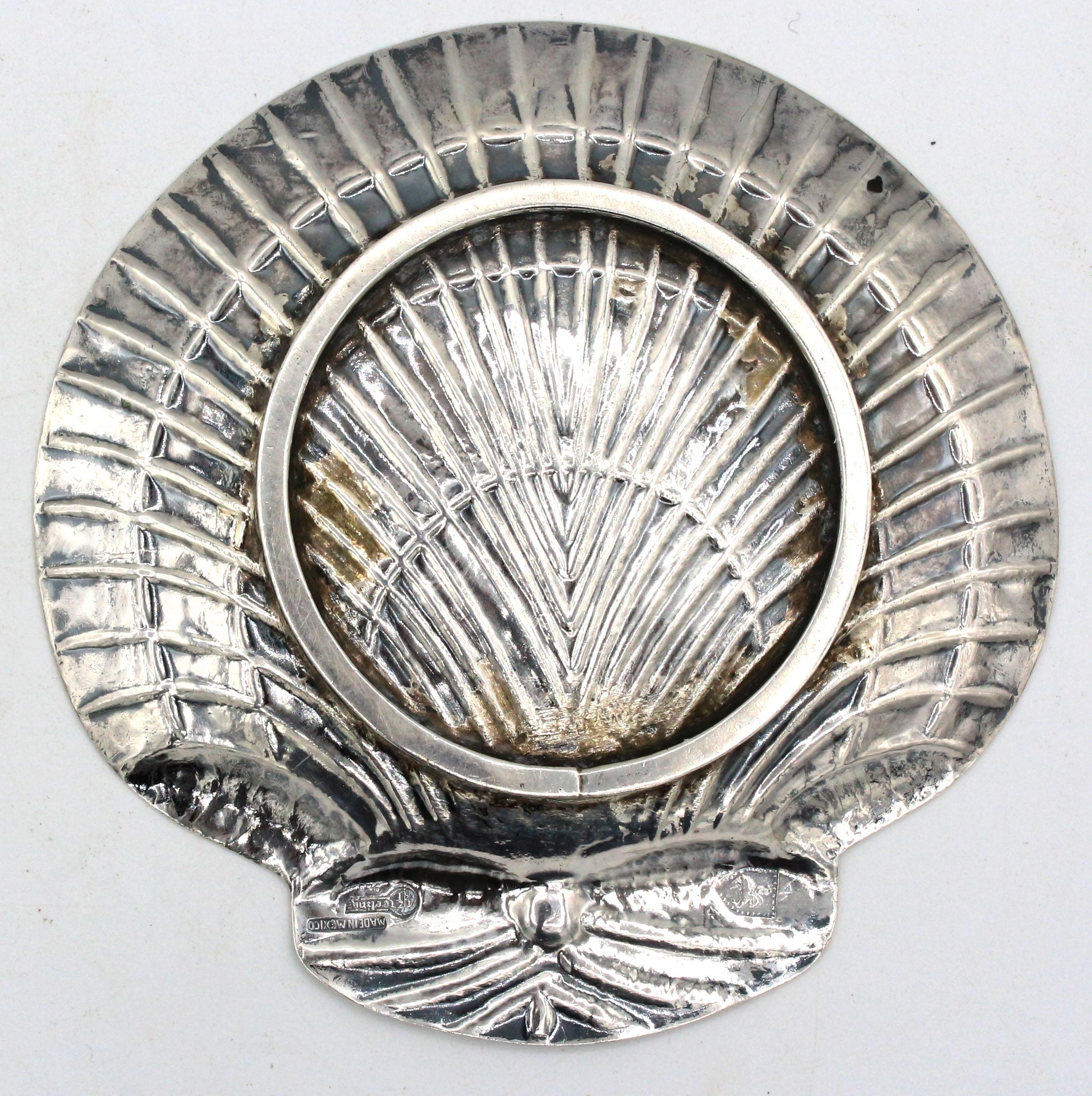 Sterling silver scallop shell dish, made in Mexico. Applied ring base. Marks: 925, Sterling, Knight in Shield & Made in Mexico. 6.55 troy oz.
5 5/8