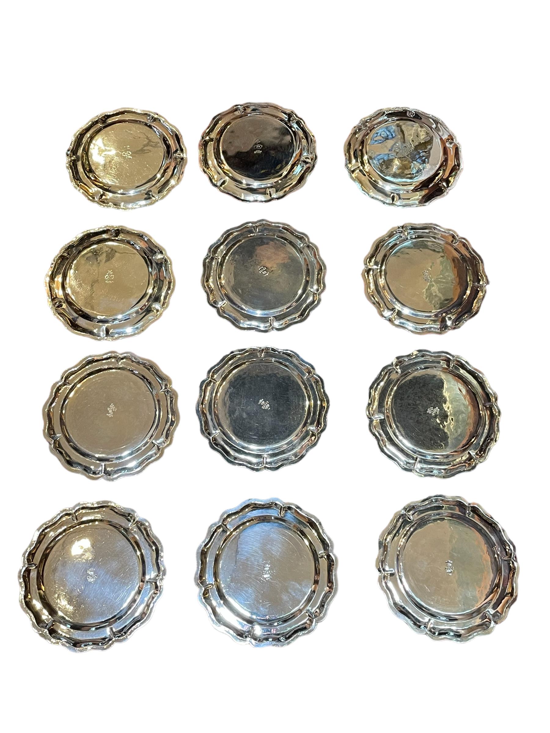 Set di dodici piccoli piatti da dessert e dodici caricatori in argento sterling messicano in vendita 3