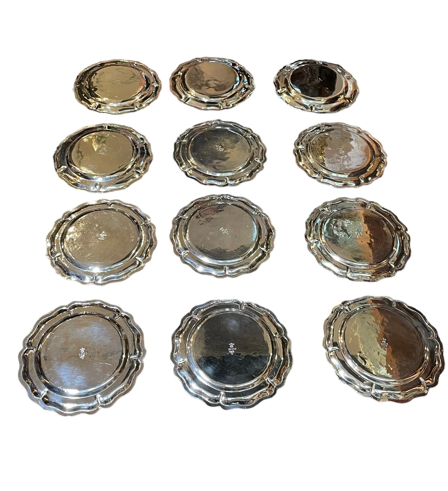 Set di dodici piccoli piatti da dessert e dodici caricatori in argento sterling messicano in vendita 4