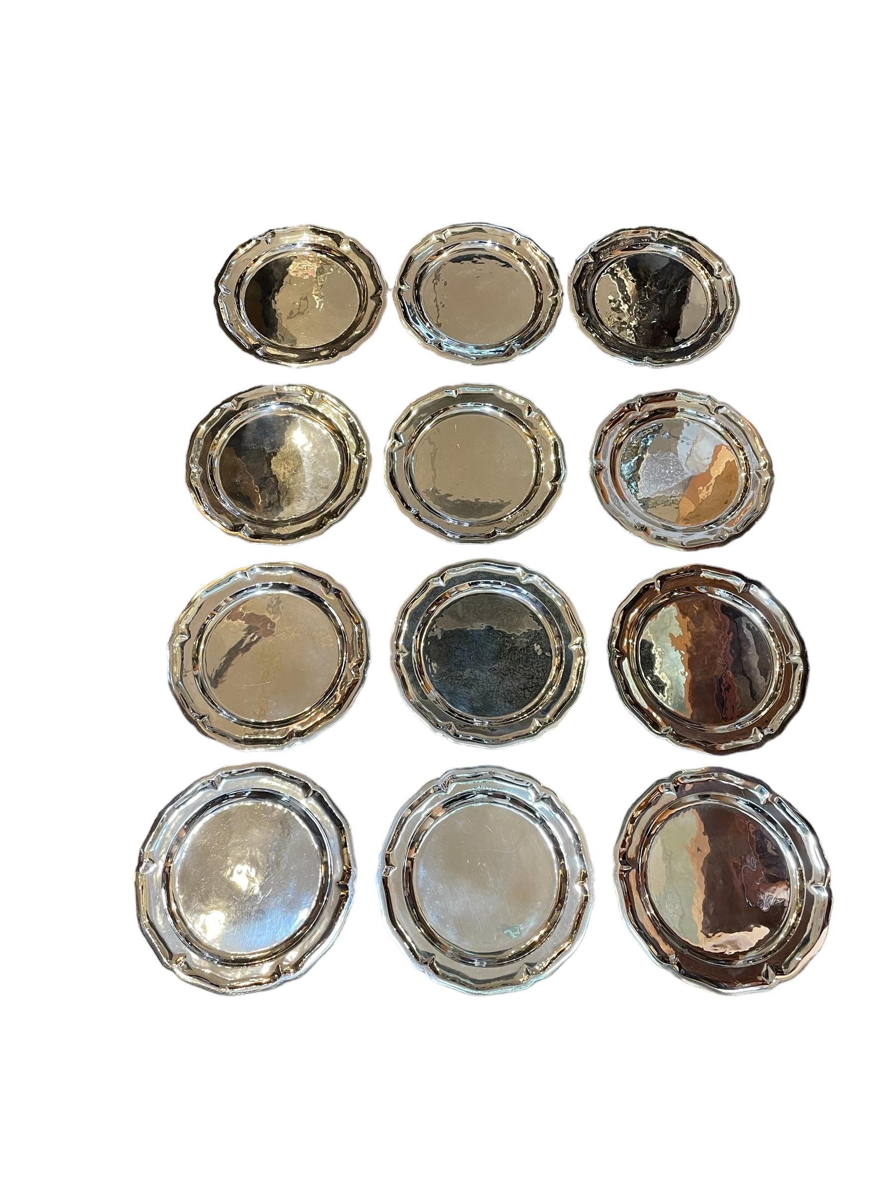 Si tratta di un set in argento sterling composto da un totale di 24 articoli. Dodici piatti da dessert e dodici caricatori. Raffigura 24 piatti con bordo smerlato e a forma di fiore a sei petali. Tutti hanno il marchio 925 Hecho en México (Made in