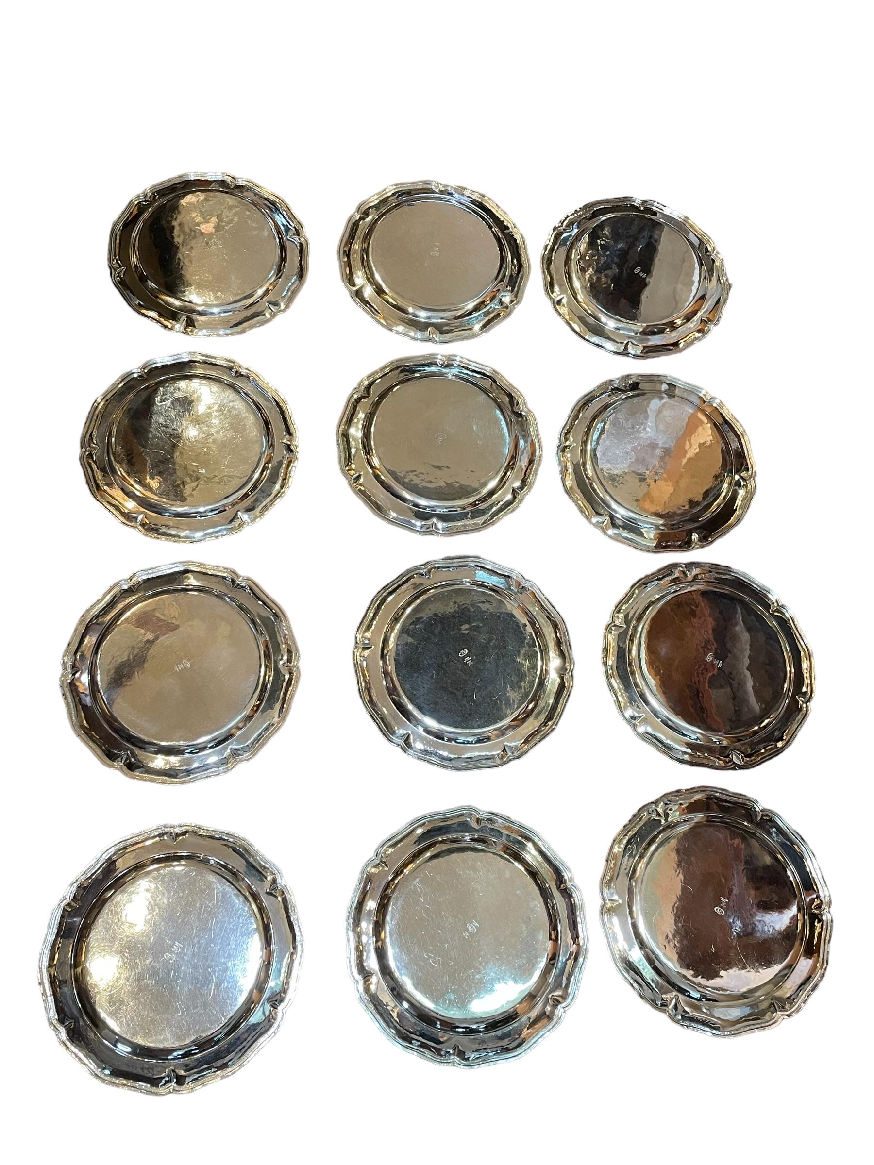 Arts and Crafts Set di dodici piccoli piatti da dessert e dodici caricatori in argento sterling messicano in vendita