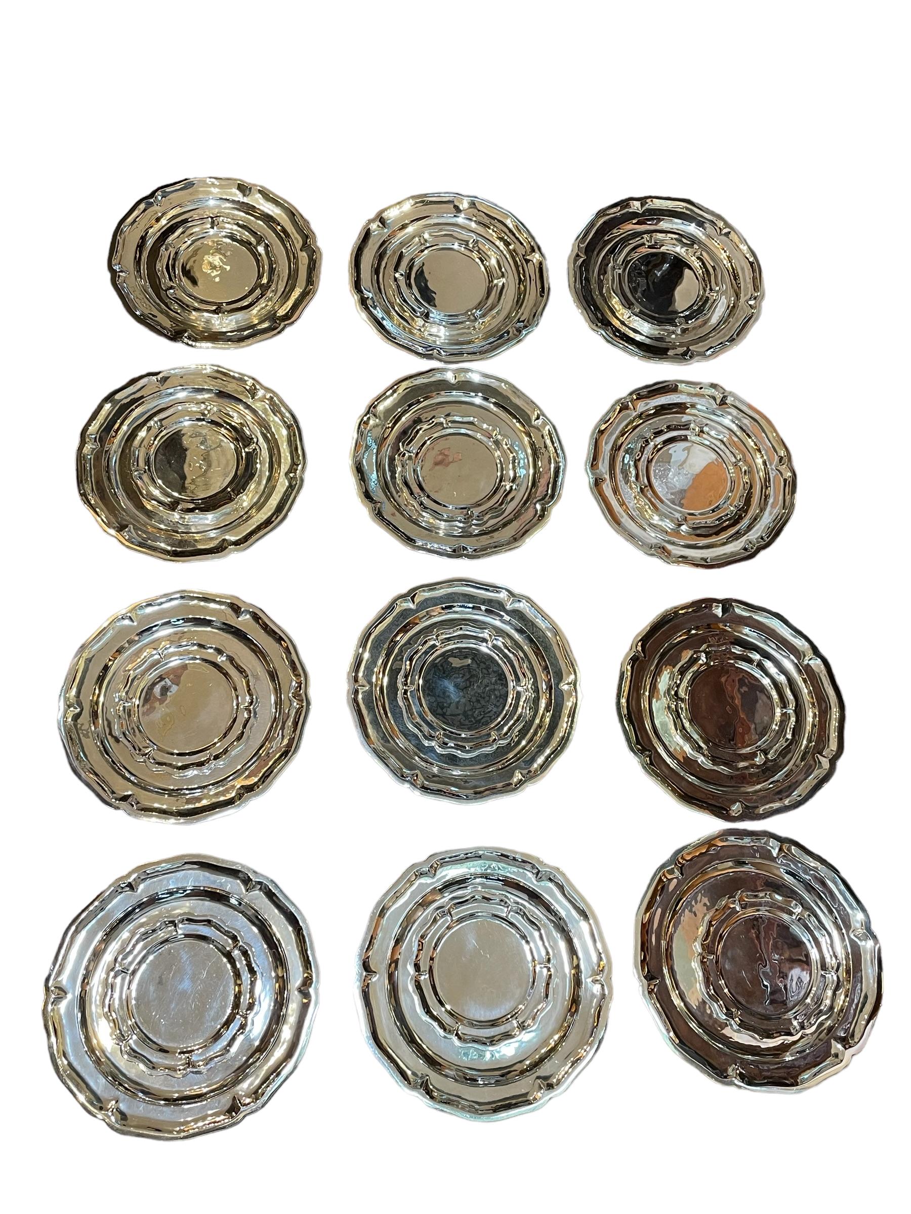 XX secolo Set di dodici piccoli piatti da dessert e dodici caricatori in argento sterling messicano in vendita