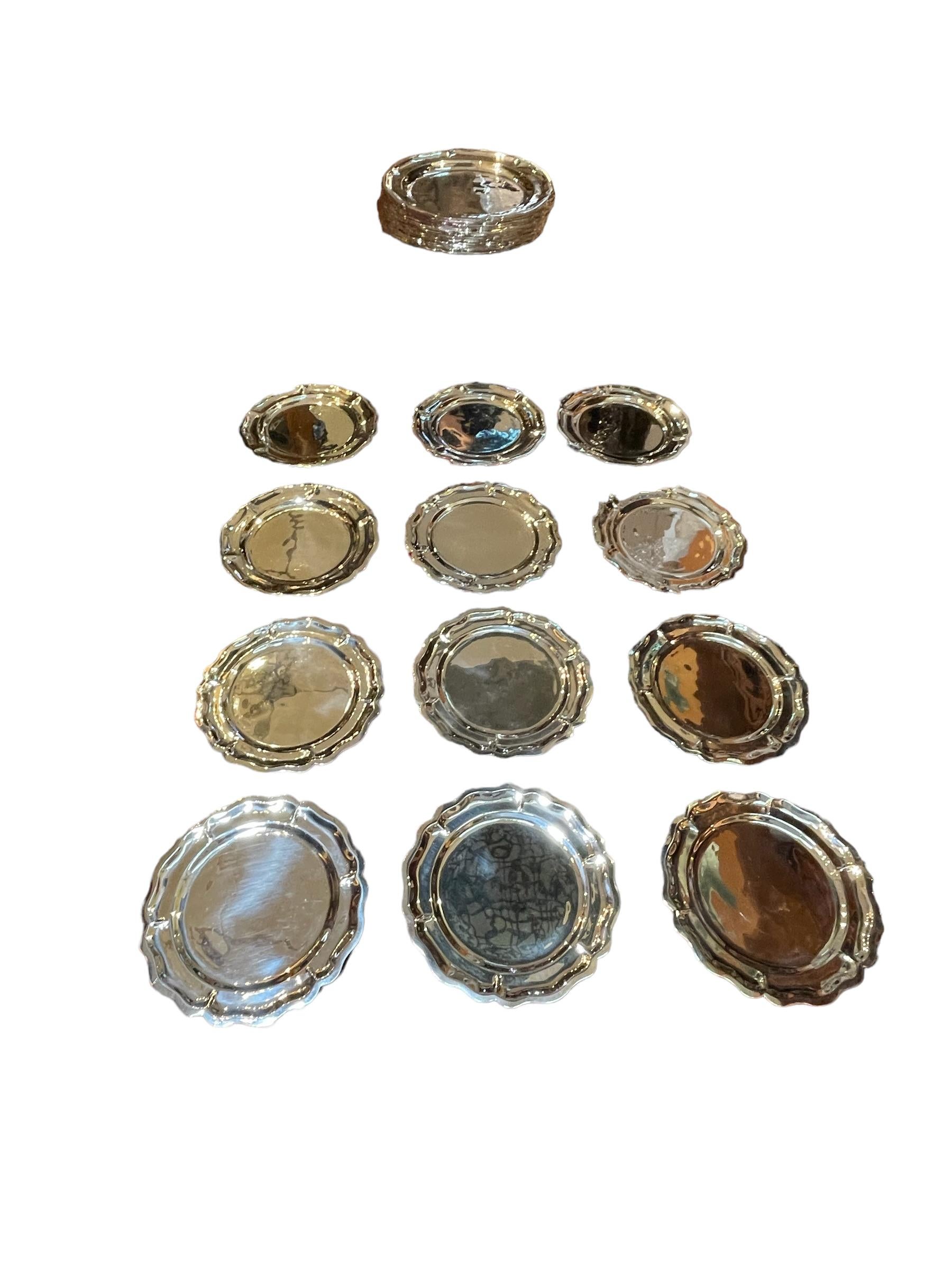 Set di dodici piccoli piatti da dessert e dodici caricatori in argento sterling messicano in vendita 1