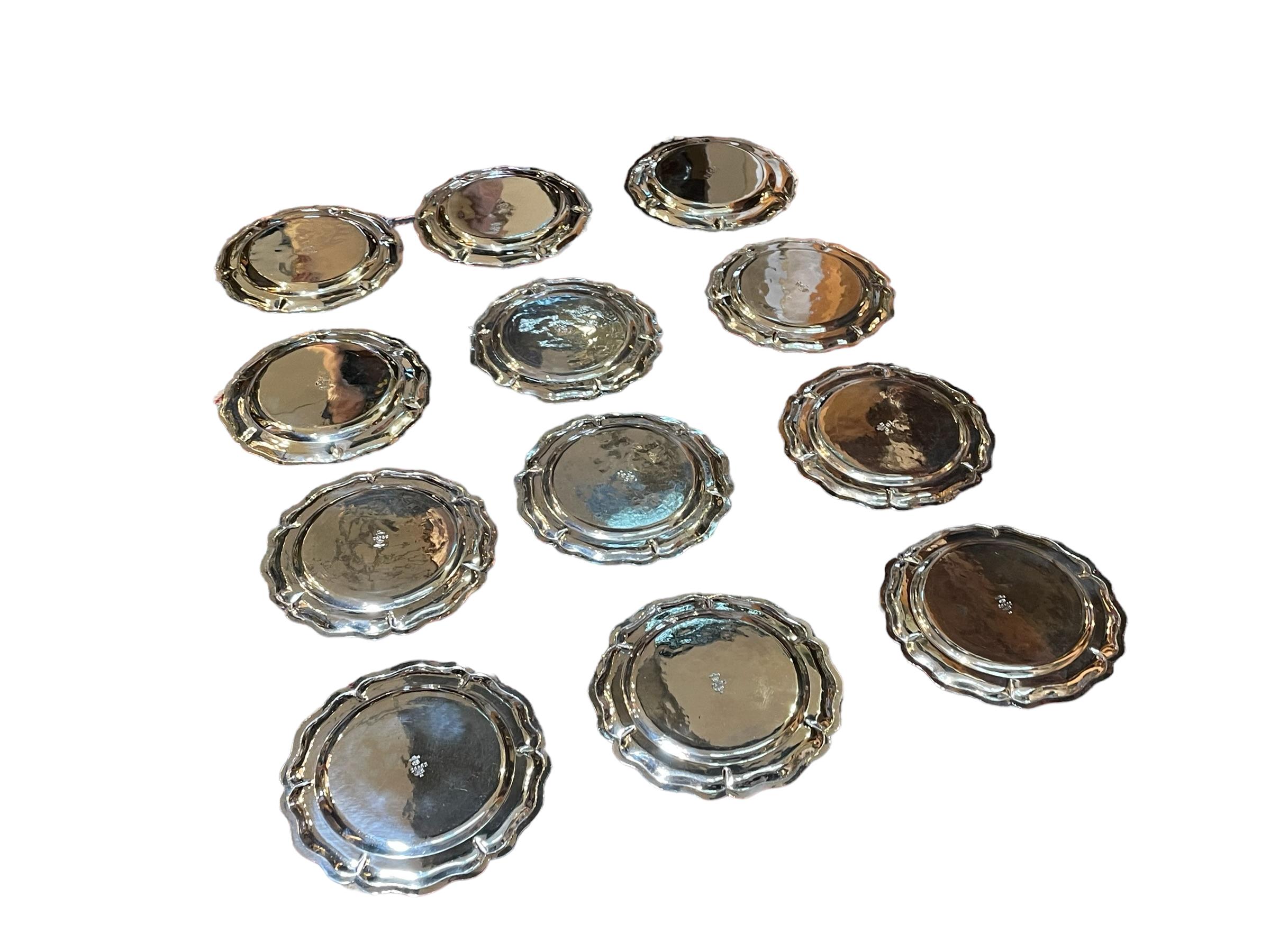 Set di dodici piccoli piatti da dessert e dodici caricatori in argento sterling messicano in vendita 2
