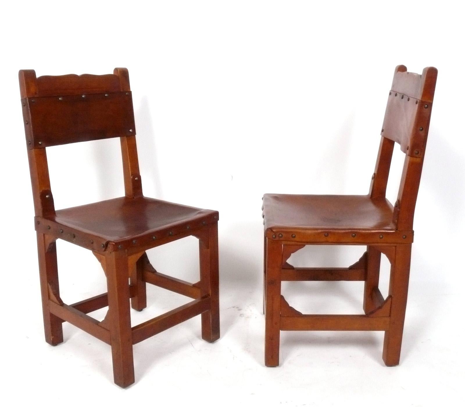 Set di quattro sedie da pranzo messicane moderne e pulite in pelle nello stile di Clara Porset, anni '50 circa. La pelle conserva la sua calda patina originale.  Hanno un design dalle linee pulite e si adattano bene a un'hacienda in stile spagnolo,