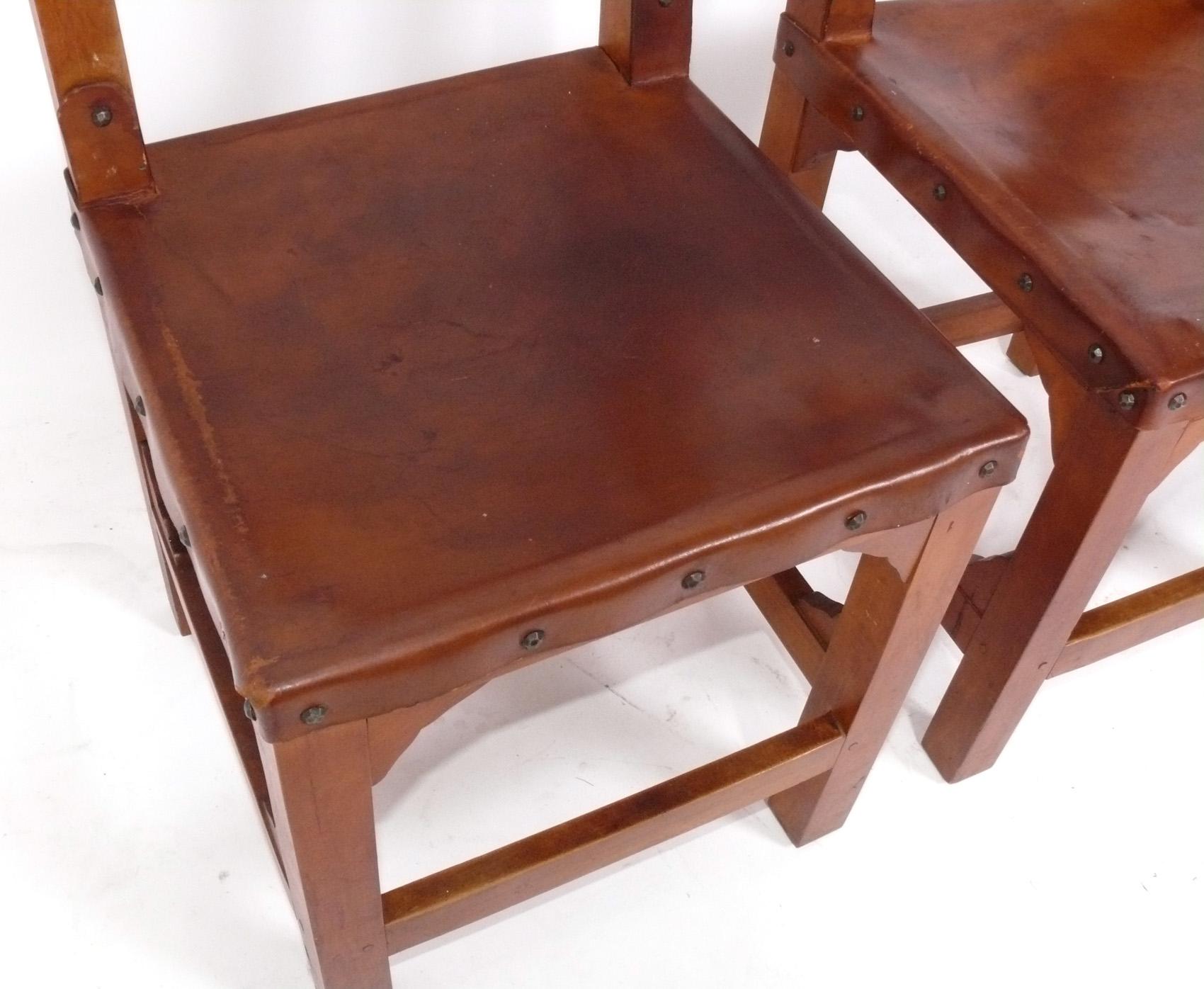 Mid-Century moderno Set di quattro sedie da pranzo in pelle e legno in stile messicano Monterey Arts Crafts in vendita
