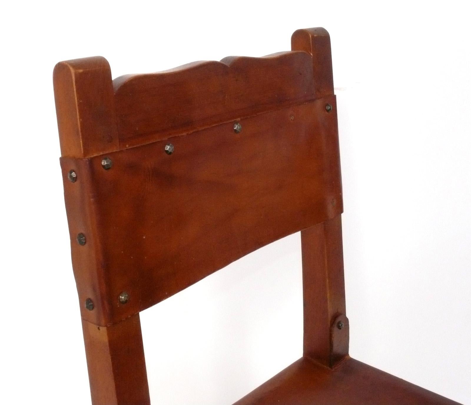 Messicano Set di quattro sedie da pranzo in pelle e legno in stile messicano Monterey Arts Crafts in vendita