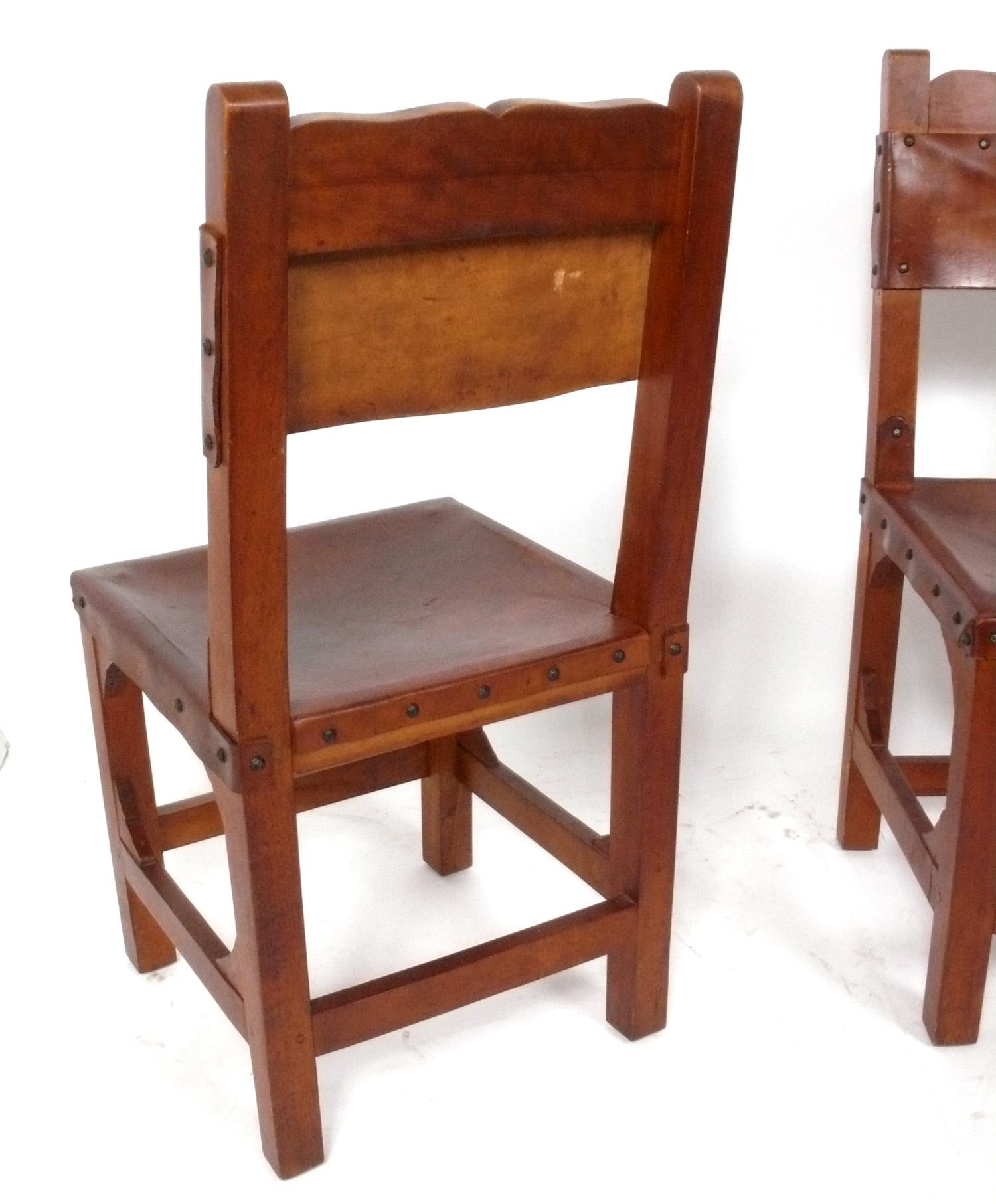 Set di quattro sedie da pranzo in pelle e legno in stile messicano Monterey Arts Crafts In condizioni discrete in vendita a Atlanta, GA