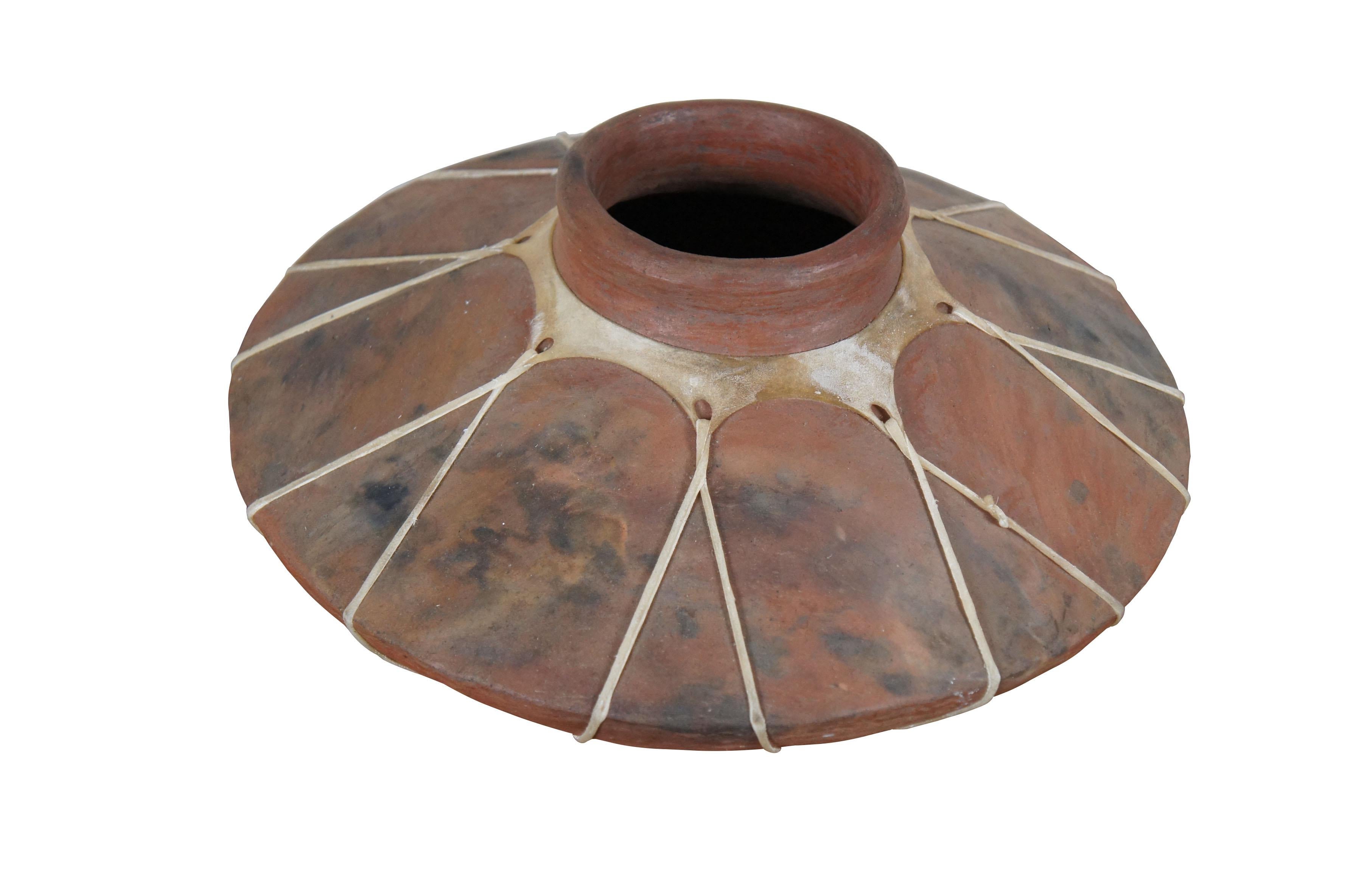Olla / vaso d'acqua d'epoca del XX secolo dei nativi Tarahumara messicani / del Sud-Ovest. Realizzato in argilla rossa / terracotta dagli indiani tribali indigeni, presenta una forma rotonda, simile a un piattino, con la base e la parte superiore