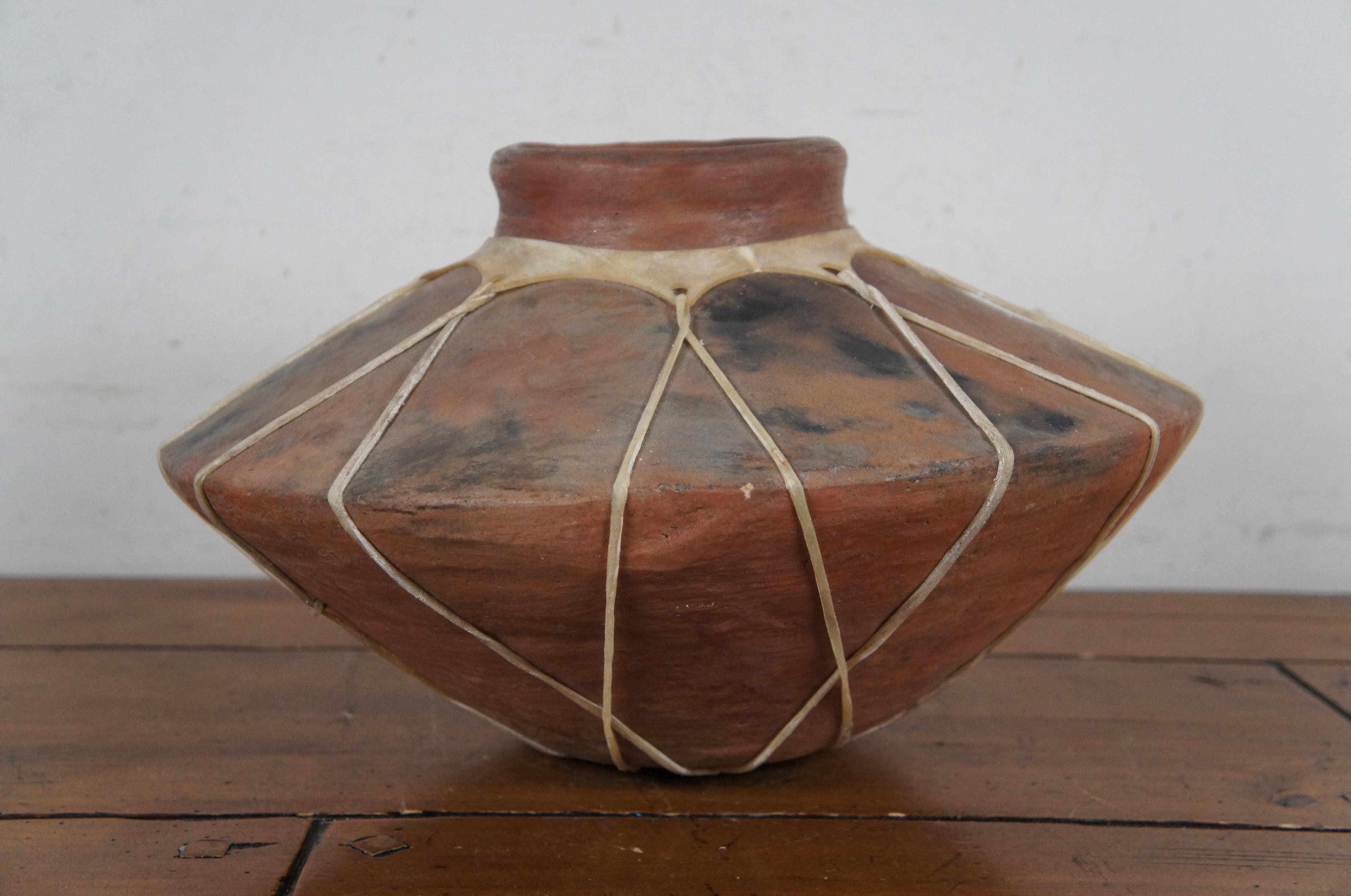 XX secolo Olla messicana di terracotta Tarahumara con legatura in pelle, brocca per acqua da 16