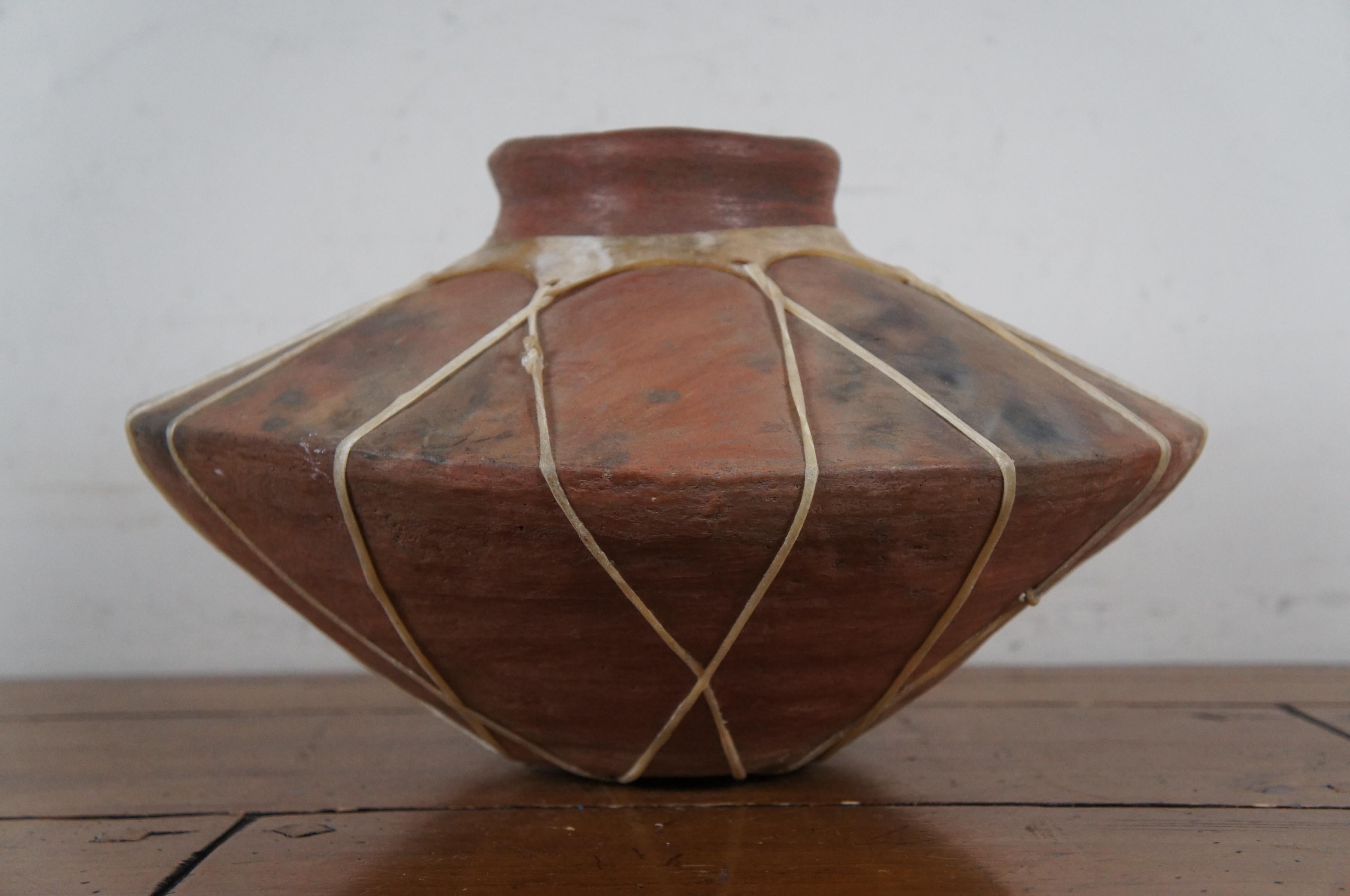 Pelle Olla messicana di terracotta Tarahumara con legatura in pelle, brocca per acqua da 16
