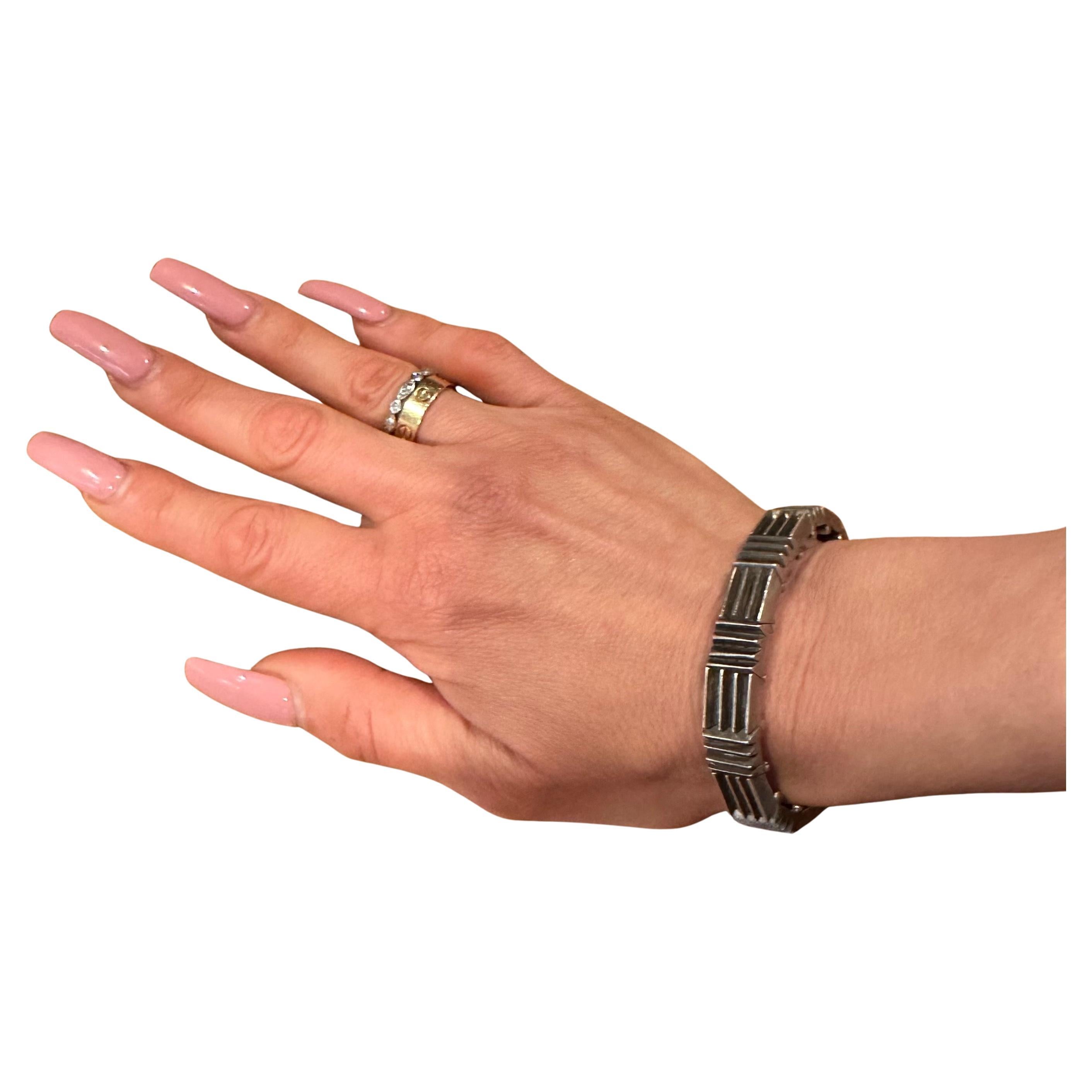 Fabelhaftes mexikanisches, abstraktes, modernistisches Taxco-Armband aus .970er Silber von Antoñio Pineda, ca. 1960er Jahre.  Dieses Stück ist nicht nur eine tragbare Kreation, sondern auch ein dynamisches Stück moderner Skulptur. Dieses Stück ist