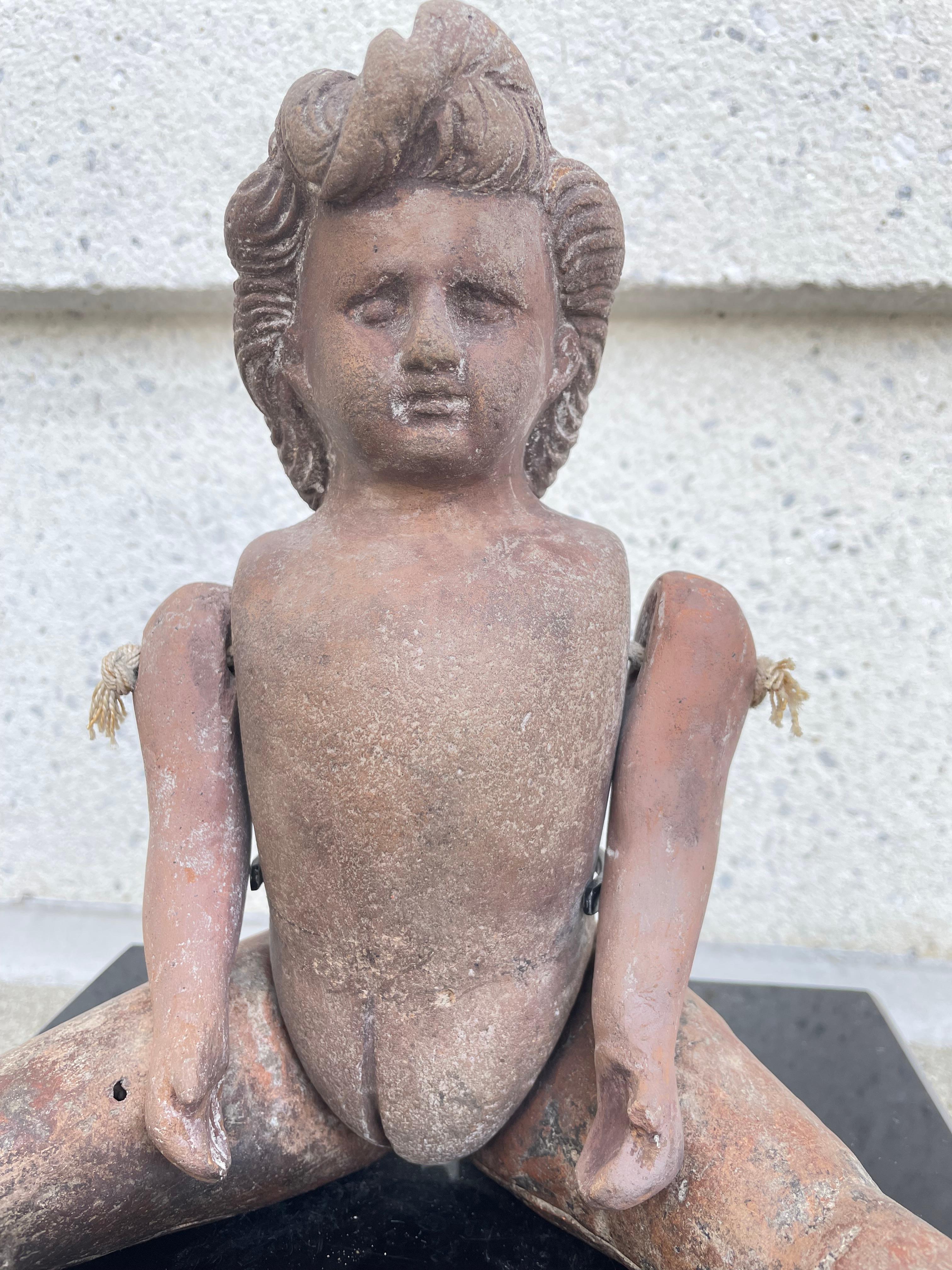 Terre cuite Figure de poupée mexicaine articulée en terre cuite, années 1920 en vente